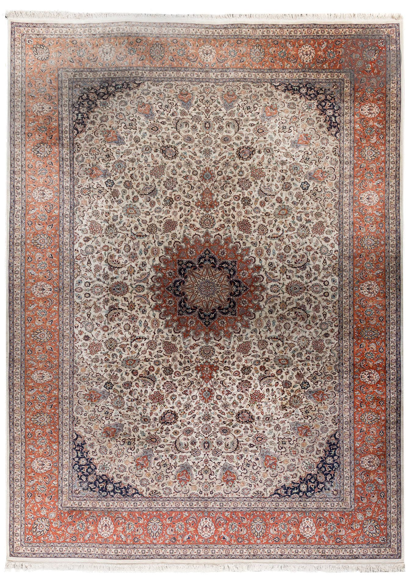 Punjab rug (Pakistan), 20th century
Knotted wool rug on cotton warp.
A polylobed medallion with boteh motifs stands out on a white field of foliage and flowers. A coral-ground border decorated with floral motifs frames the rug.
560x375cm