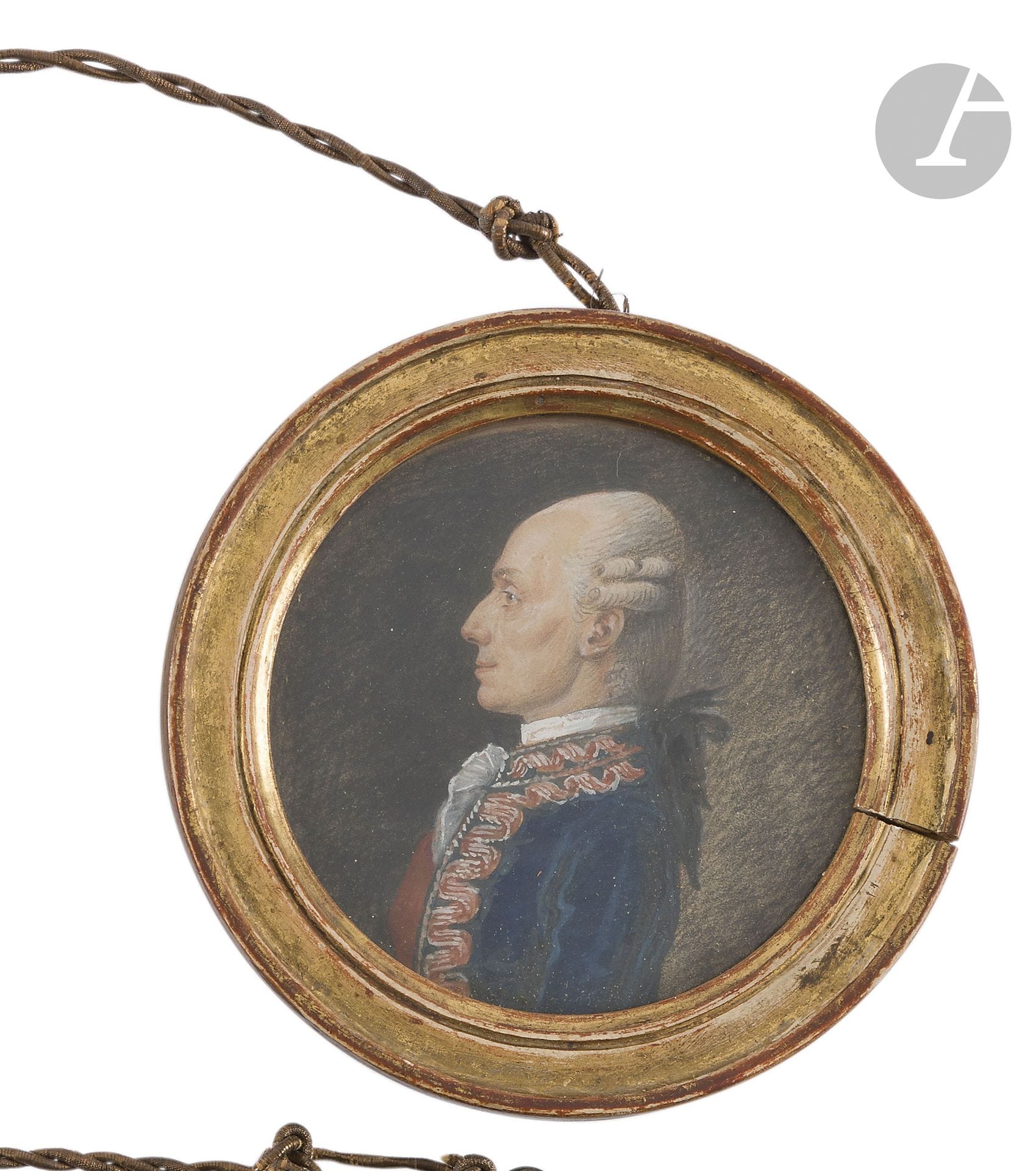 Jean-François Guillet dit VALLIÈRE (Paris, 1743 - Commercy, 1806)
Portrait d’Antoine de Thomassin comte de Peynier (Aix-en-Provence, 1731 – Arance, 1809), en uniforme de la Marine, chef d’escadre et commandeur de l’ordre de Saint-Louis, 1787.
Au revers à la plume «Dessiné par /Vallière rue du /champ fleurie/ maison de Mr de Bourges architecte du Roy/ a paris mars 1787» et identification ancienne «Mr de Pey[...] er / gouverneur de St Domingue». 
Miniature dessinée aux trois crayons et rehaussée de gouache sur papier, à vue diam. 9cm.

Engagé à 14 ans dans la Marine, Thomassin en gravit rapidement tous les échelons; il porte à la tête la trace du coup de feu reçu en 1759 dont il gardera des séquelles toute sa vie. Au cours de ses explorations pour ouvrir de nouvelles voies maritimes au commerce français, il cartographia la Guadeloupe puis pris part à la guerre d’indépendance des États-Unis sous le commandement du baillis de Suffren. Il se lia à la famille de Gédéon de Novilos (portraits aux numéros suivants) gouverneur en Guadeloupe puis gouverneur de Saint-Domingue, poste qu’il occupa lui-même du 26 juillet 1789 jusqu’à la fin 1790. Thomassin a été propriétaire du château de Peynier en Provence, récemment restauré et devenu la mairie de Trets.
Sur Vallière, important portraitiste de l’aristocratie sous Louis XVI souvent confondu avec Carmontelle, voir N. Lemoine-Bouchard, La Lettre de la miniature n° 58 (mars-avril 2021), p. 3-19.