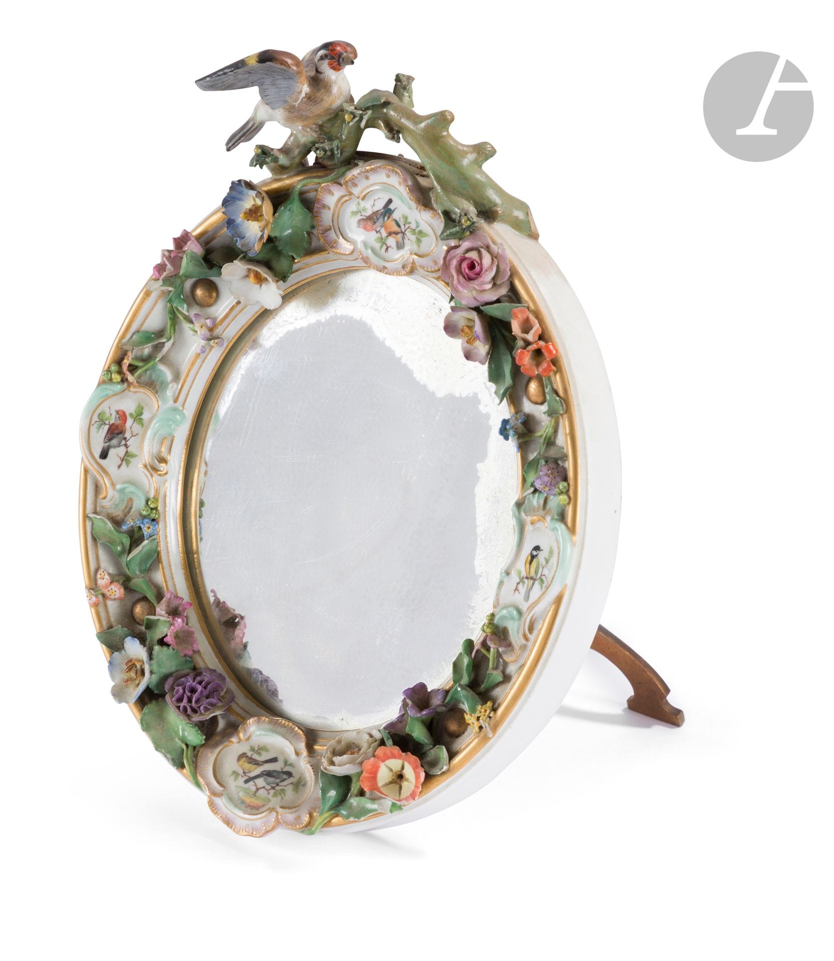 Porcelain toilet mirror in the 18th century German style, decorated with flowers and birds; (small accidents and missing parts).
19th century.
H.: 23cm, L.: 18cm