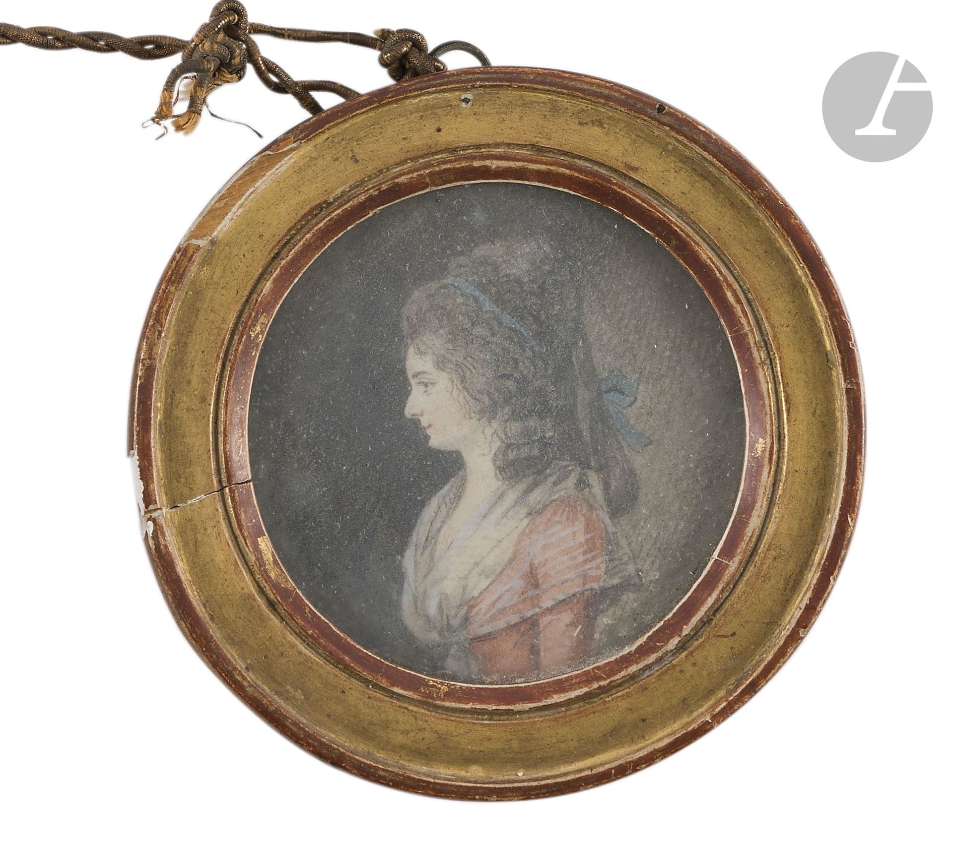 Jean-François Guillet dit  VALLIÈRE
(Paris, 1743 - Commercy, 1806)
Portrait présumé d’Anne Cécile de Nolivos (Sauveterre de Béarn, 1758-?) en robe saumon, guimpe transparente et ruban bleu dans sa perruque, cheveux longs noués à l’arrière par un gros nœud bleu.
Identification ancienne au revers: «Madame de la Roche née de Nolivos»
Miniature dessinée aux trois crayons et rehaussée de gouache sur papier, diam. à vue 7,5cm, 
Cadre ancien en bois doré, ovale 10,9x11cm (accidents au cadre, verre malade).

Fille de Paul de Nolivos et de Jeanne Marie de Casamajor Salabert, sœur cadette du marquis Pierre de Nolivos, belle-sœur de Louise Pauline d’Holbach (voir au numéro précédent), elle épousa en 1789 dans leur fief de Sauveterre de Béarn Louis-François-Armand de Laroche, écuyer de Sauveterre, lieutenant-colonel d’infanterie. Ils eurent notamment un fils entré aux gardes d’honneur de Napoléon, tué en 1813 à Leipzig.
Sur Vallière, important portraitiste de l’aristocratie sous Louis XVI, souvent confondu avec Carmontelle, voir N. Lemoine-Bouchard, La Lettre de la miniature n° 58 (mars-avril 2021), p.3-19.