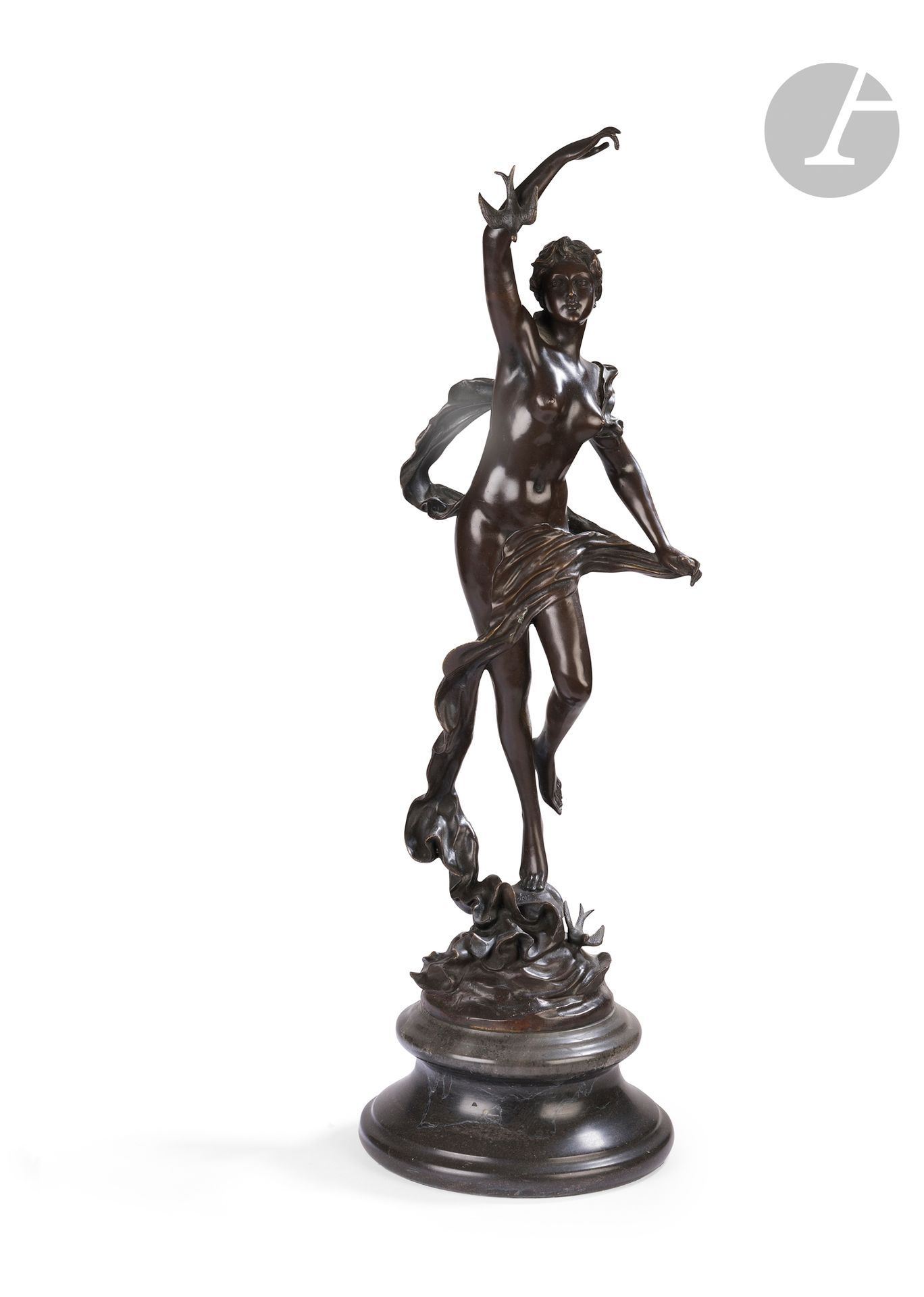 D’après Auguste MOREAU
Jeune femme nue au voile et colombes
Epreuve en bronze patiné.
Signé sur la terrasse A.
Socle mouluré en marbre gris.
H.: 60cm (socle: 11cm)