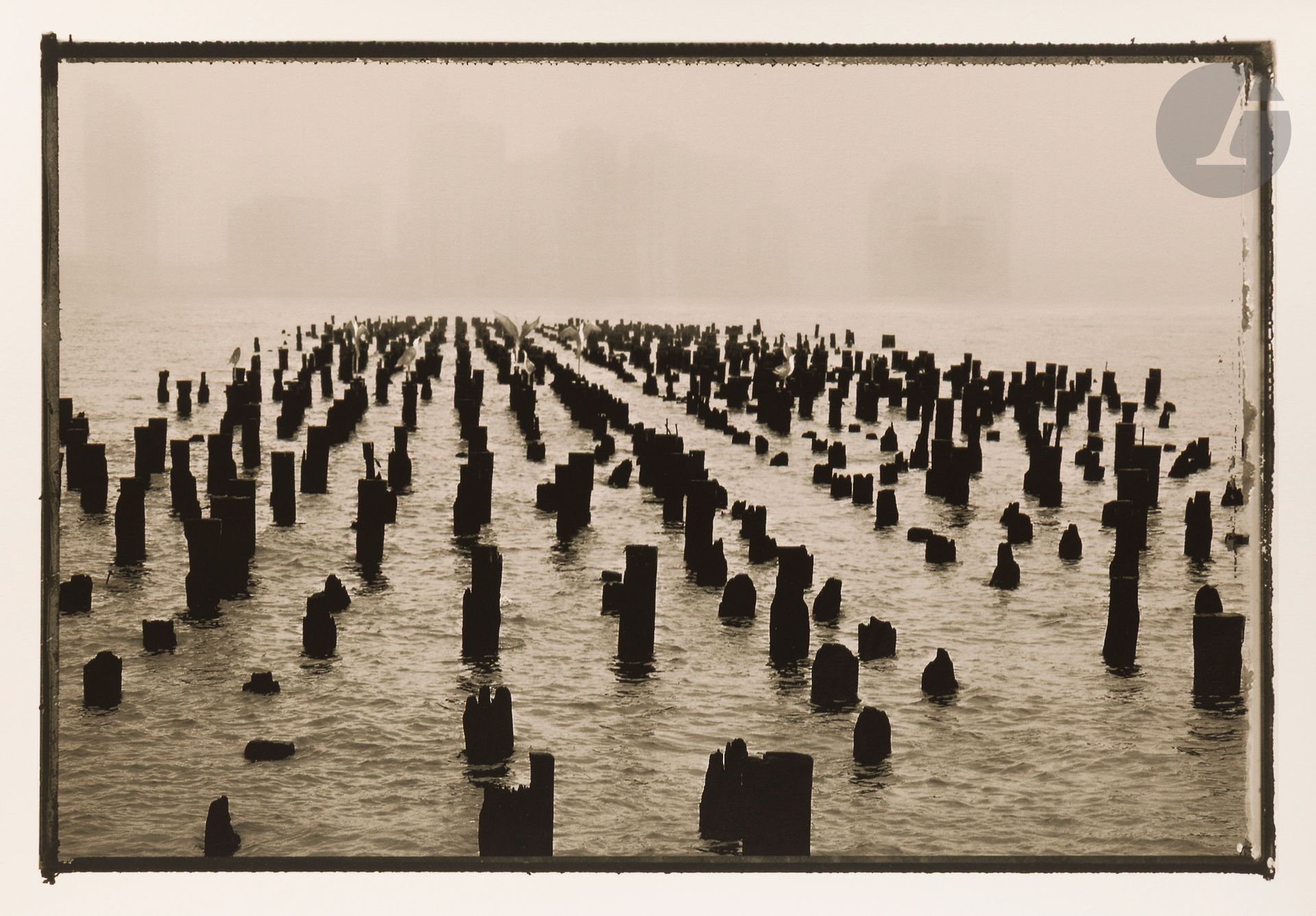 Pierre-Henri CHAUVEAU (né en 1946)
Pier, de la série HUDSON PIERS 22, 2006
Tirage photographique.
Signé, daté, titré et annoté EA 2/2 au dos sur le montage.
91,5 x 127 cm