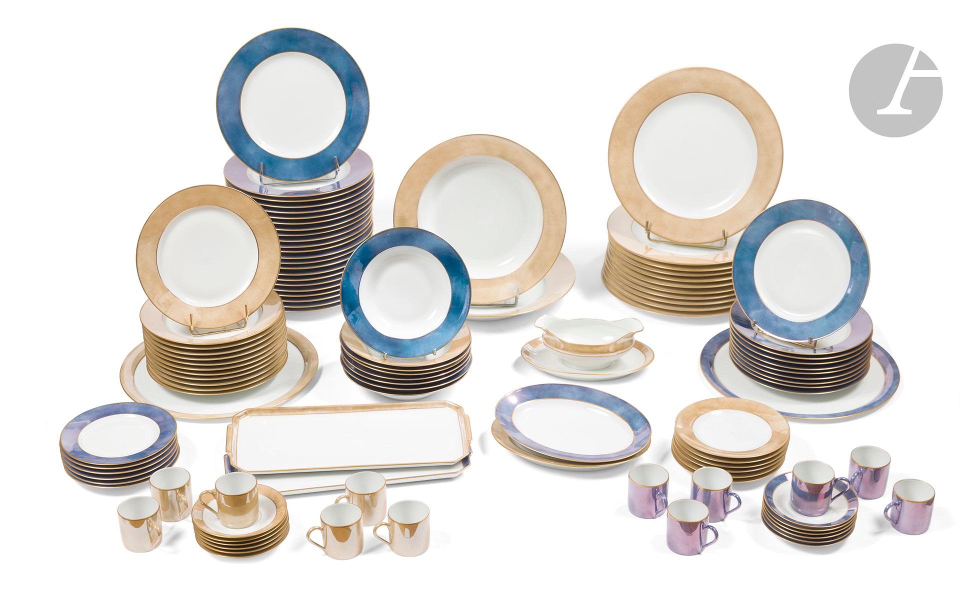 LIMOGES FRANCE POUR PUIFORCAT 
Les nacrés - Grand bleu
Partie de service en porcelaine émaillée imitant la nacre et le lapis comprenant 85 pièces dont : 
- 23 grandes assiettes
- 22 assiettes à entremet
- 8 assiettes creuses
- 12 assiettes à dessert,
- 1 saucière
- 2 petits plats ovales
- 2 plats à cak
- 15 plats circulaires
(Petits éclats)

On joint, du même service : 12 tasses et sous tasses ainsi qu'une verseuse.