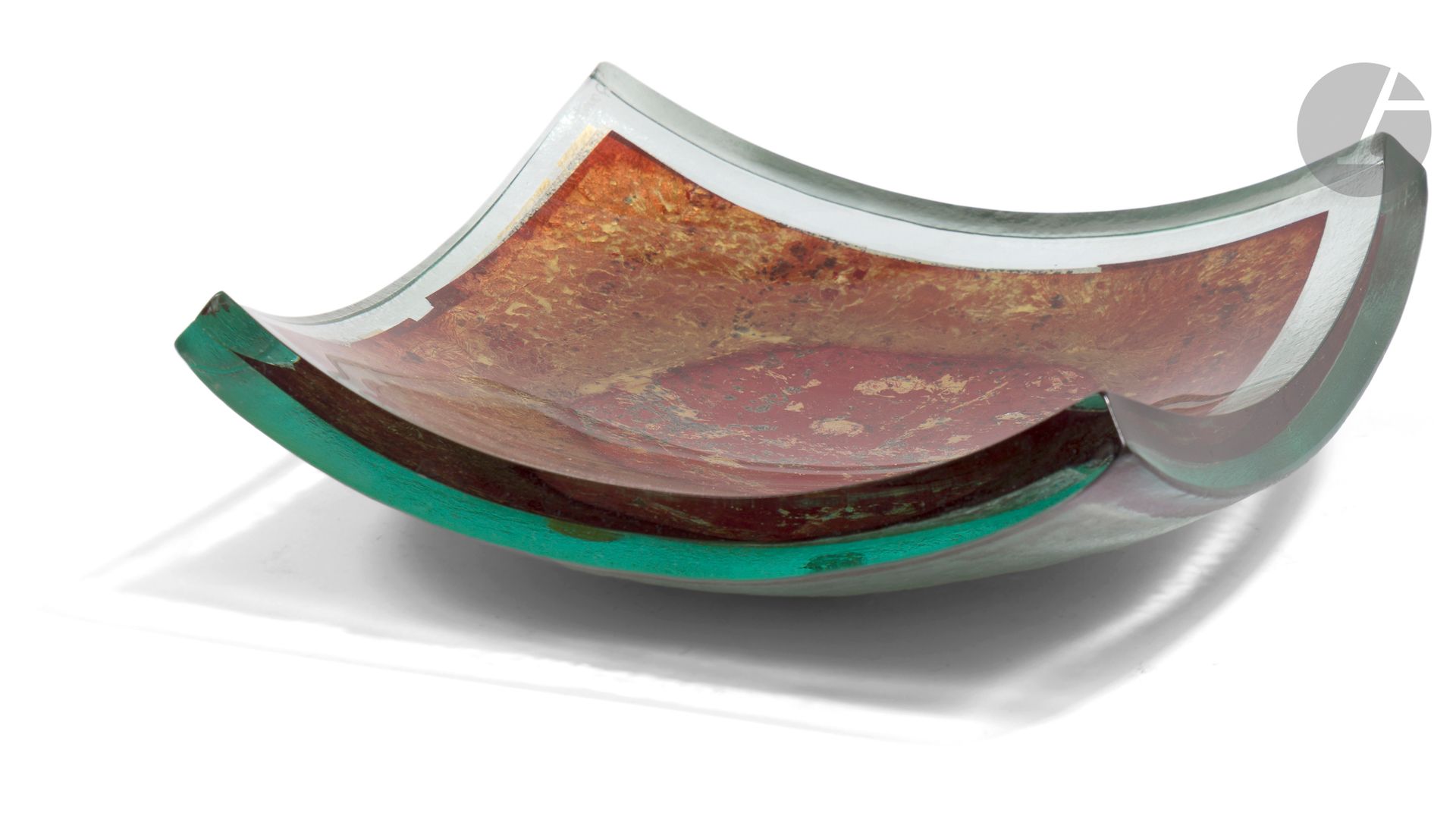 Patricia & Jean-Claude YANN (XXe siècle)
Vide poche en verre à inclusions des feuilles de cuivre argent et or. 
Hauteur : 7 cm  - Largeur : 21,5 cm