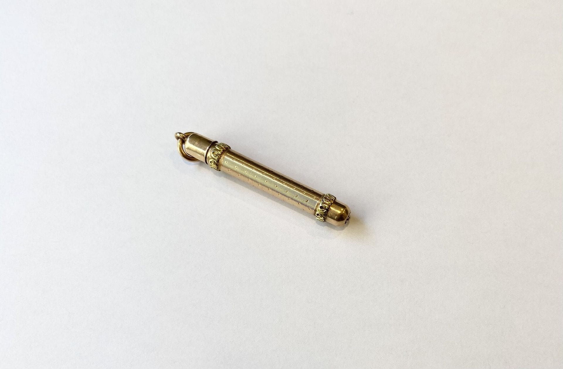 Crayon de bal en or guilloché en métal doré. 
Poinçon : ET
Poids brut : 14.73 g