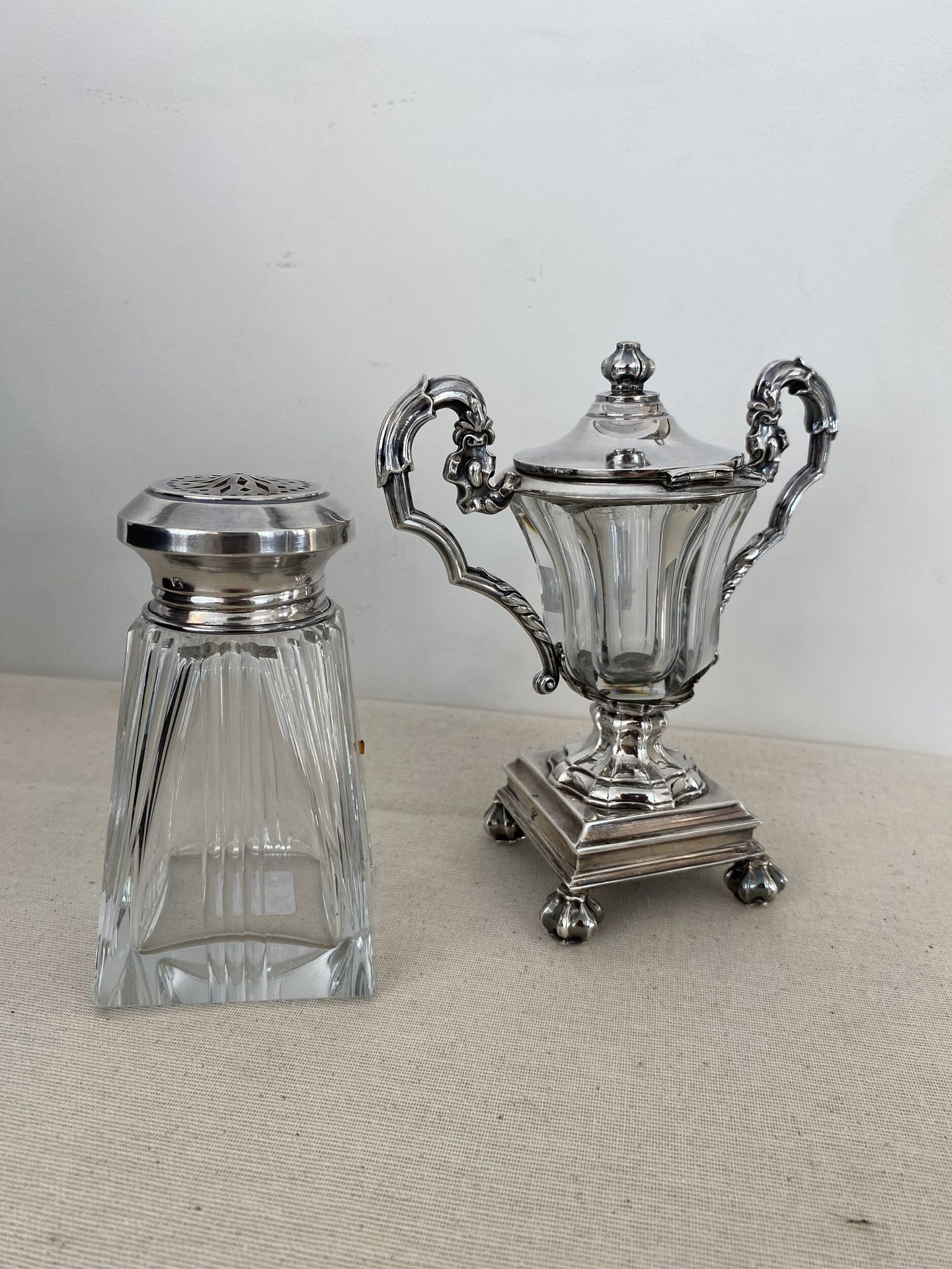Sugar bowl and mustard pot in silver 925/°°° and glass. Gross weight: 652 g