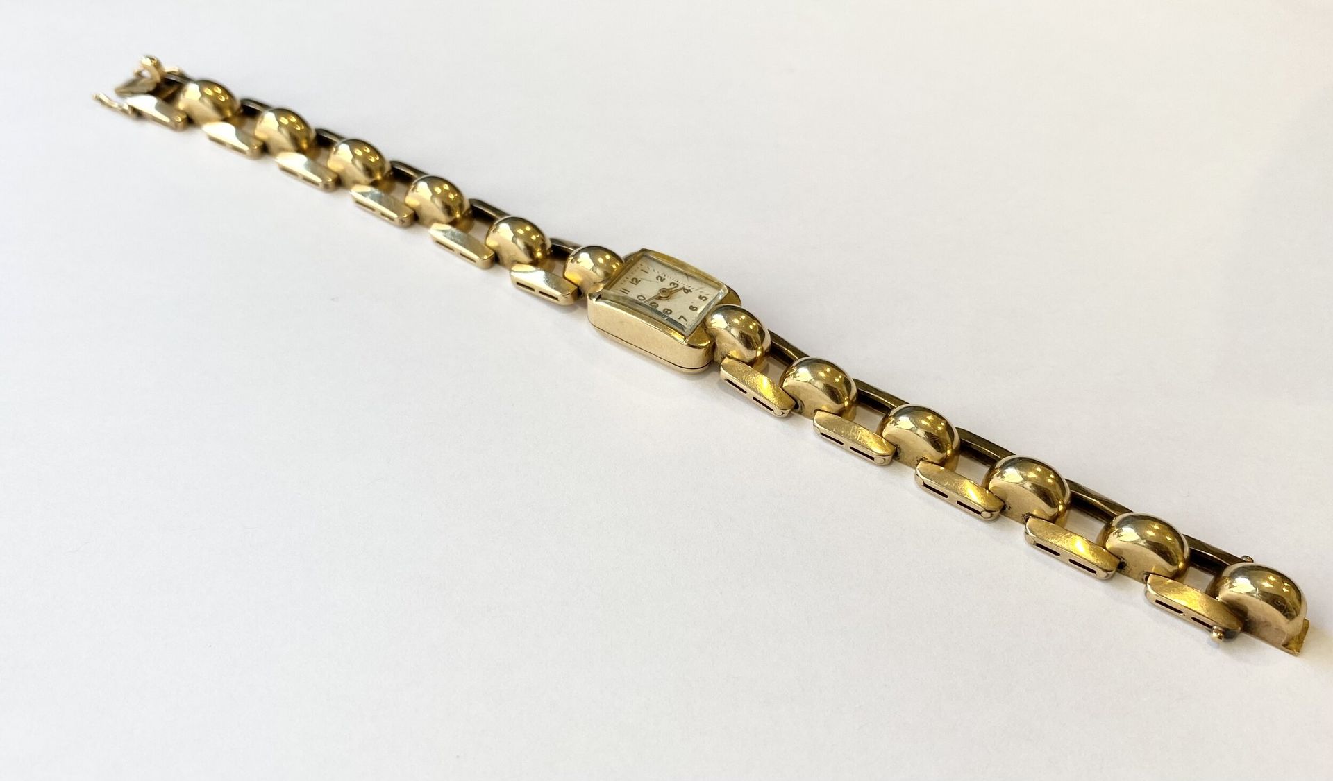 Montre bracelet de dame en or, bracelet à godrons en or jaune 750/°°°. Poids brut : 51,4 g