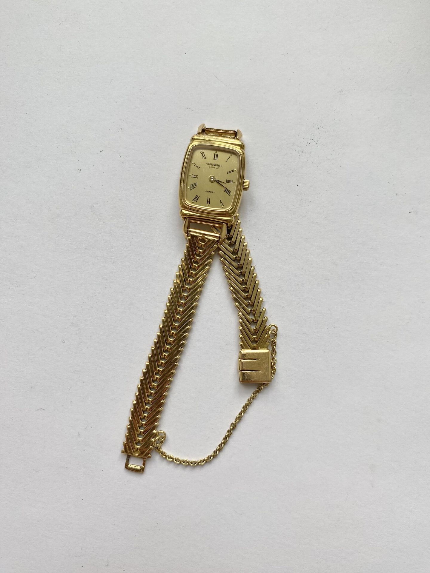RAYMOND WEIL, montre de dame en or 750/°°°, bracelet mailles en chevrons. 
Poids brut : 31 g
