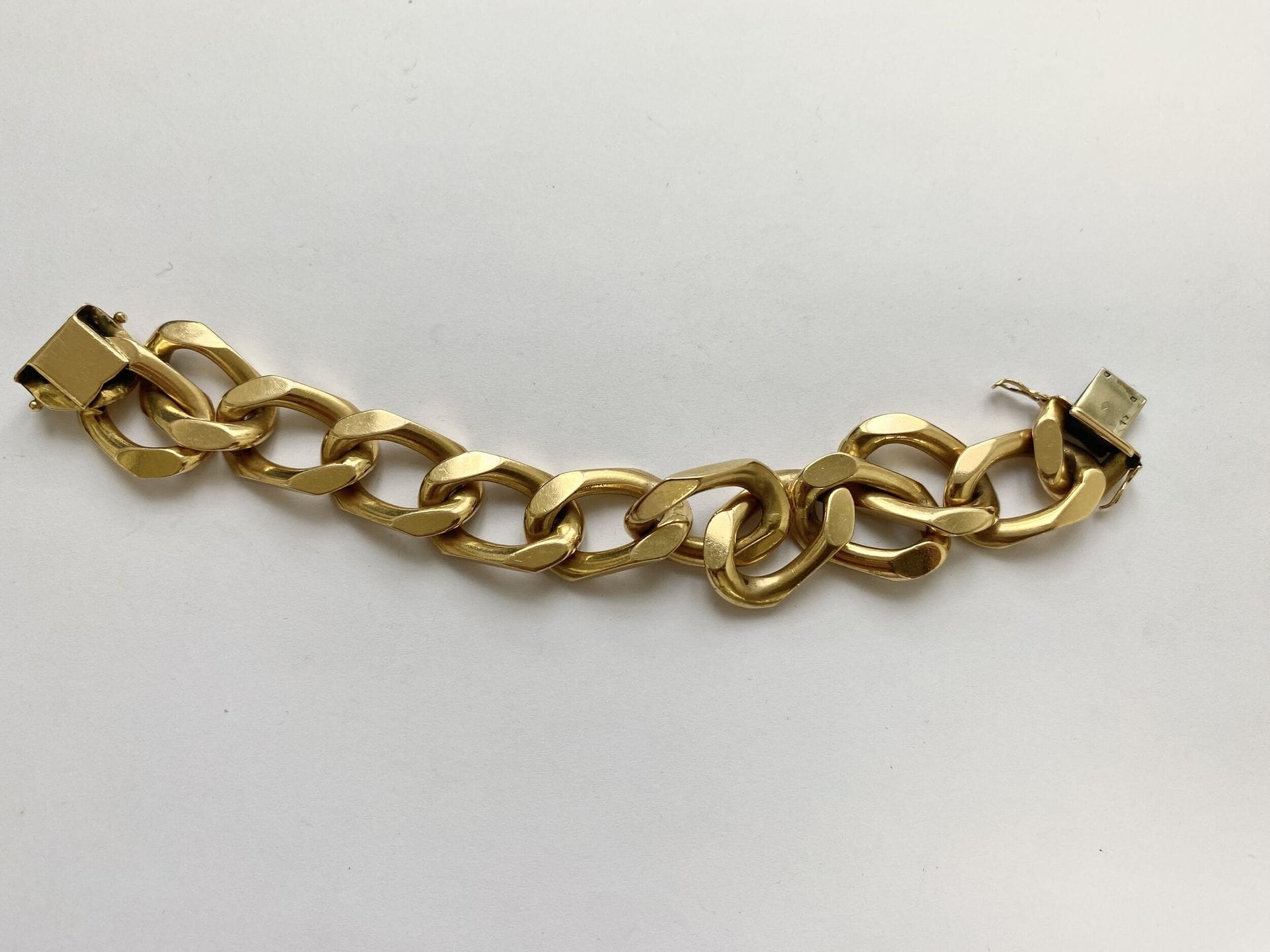 Bracelet 12 mailles or jaune 750/°°°. 
Poids. : 112.78g
