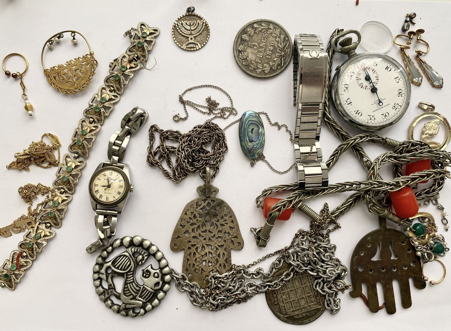 Lot de bijoux en argent et fantaisie, comprenant des chaines, des boucles d oreilles, pièces en argent, montre...