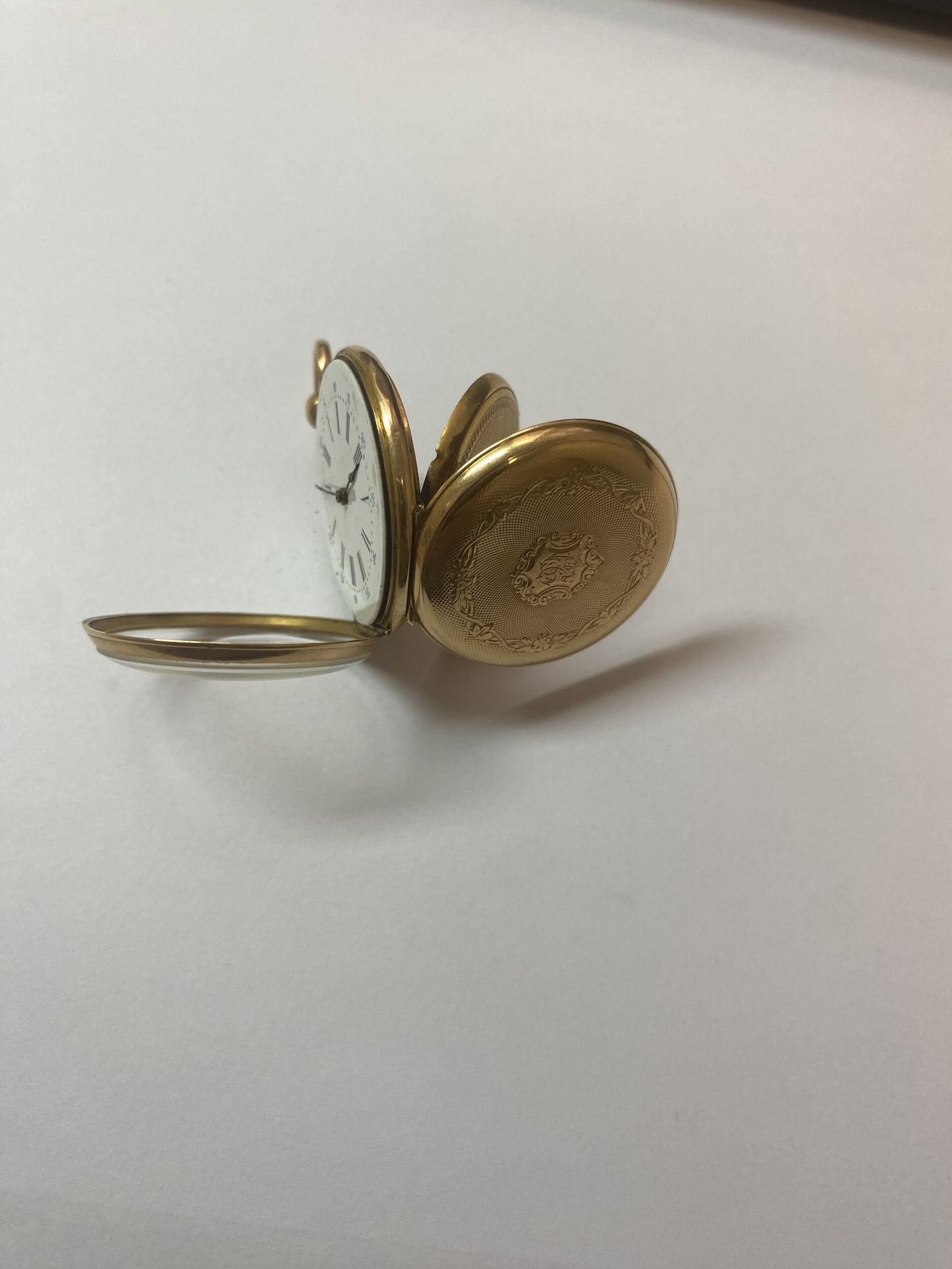 Gousset watch in 725/°°° yellow gold. Guilloché reverse with crown decoration. Gross weight. : 24,7g