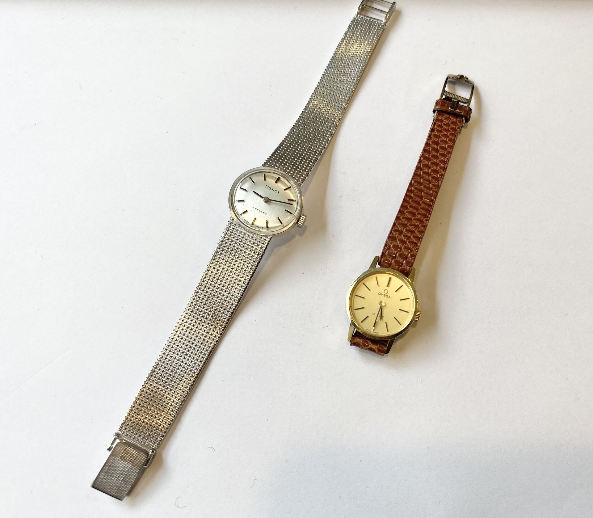 Deux montres en or 750/°°°. 
- Une montre, cadran et bracelet en or blanc 750/°°°/. 
Poids brut : 36,2 g 
- Une montre, cadran en or jaune 750/°°°. 
Poids brut : 14,33 g
