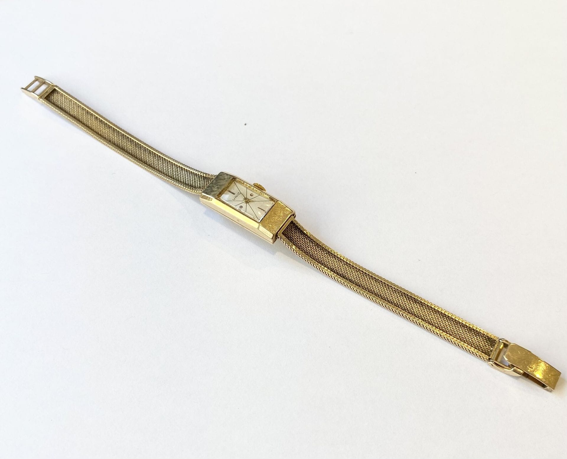 UNIC. Montre de dame en or jaune 750/°°°, bracelet en mailles fines articulées. 
Poids brut. : 19,95 g
