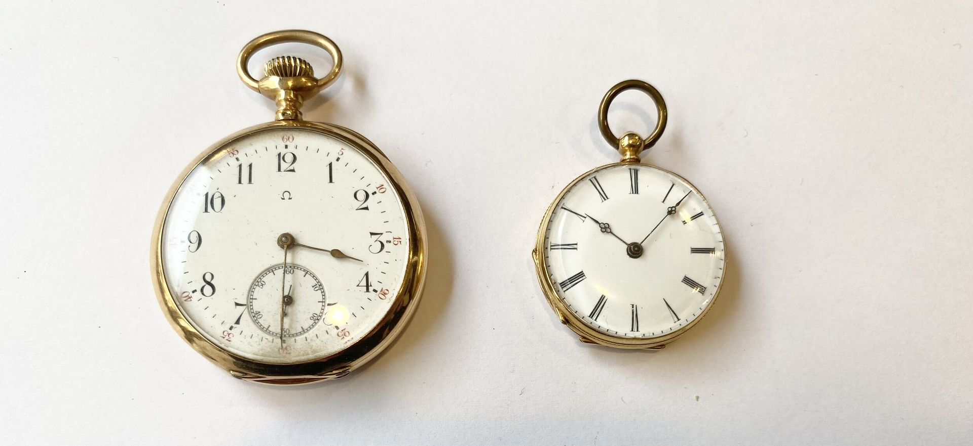 Deux montres en or jaune 750/°°°. 
- Une montre à gousset. 
Poids brut : 57,67 g
 - Une montre de poche revers au décor gravé. 
Poids brut : 24,27 g 
Poids brut total : 81,9 g
