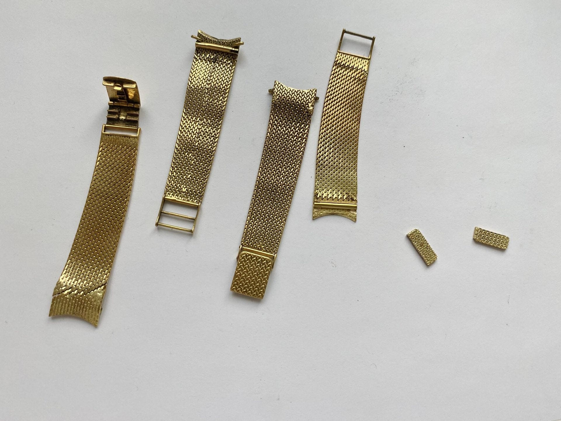 Parties de bracelets de montre en or jaune 750/°°°. 
Poids. : 92,2 grammes