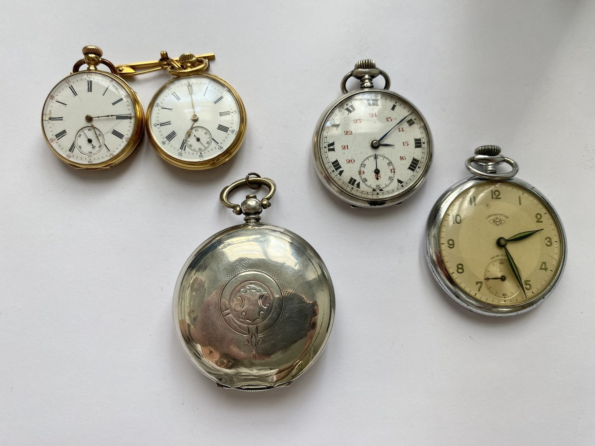 Deux montres de col en or jaune 750/°°°. L une émaillée au revers et l autre gravée. Poids brut. : 71,8 g On joint 3 montres de poche en argent et métal