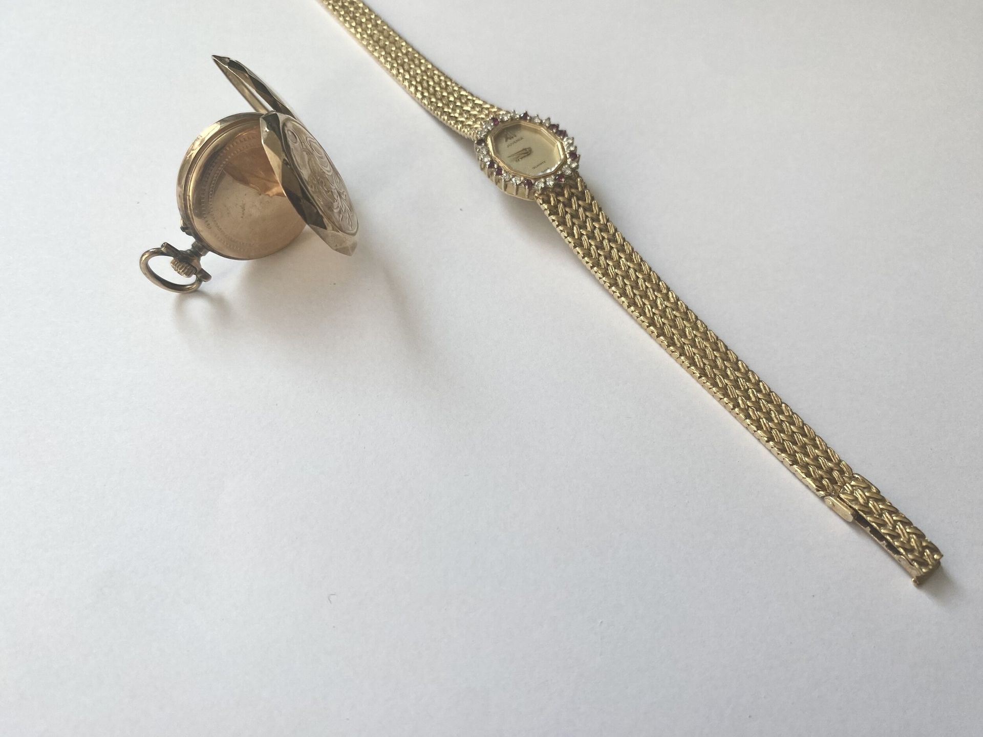 JUVENIA. Montre de dame en or 750/°°° , la lunette sertie de petits diamants et rubis. 
Poids brut : 38,5 g 
On joint une montre de col en or 750/°°° facetté.
 Poids brut : 13 g