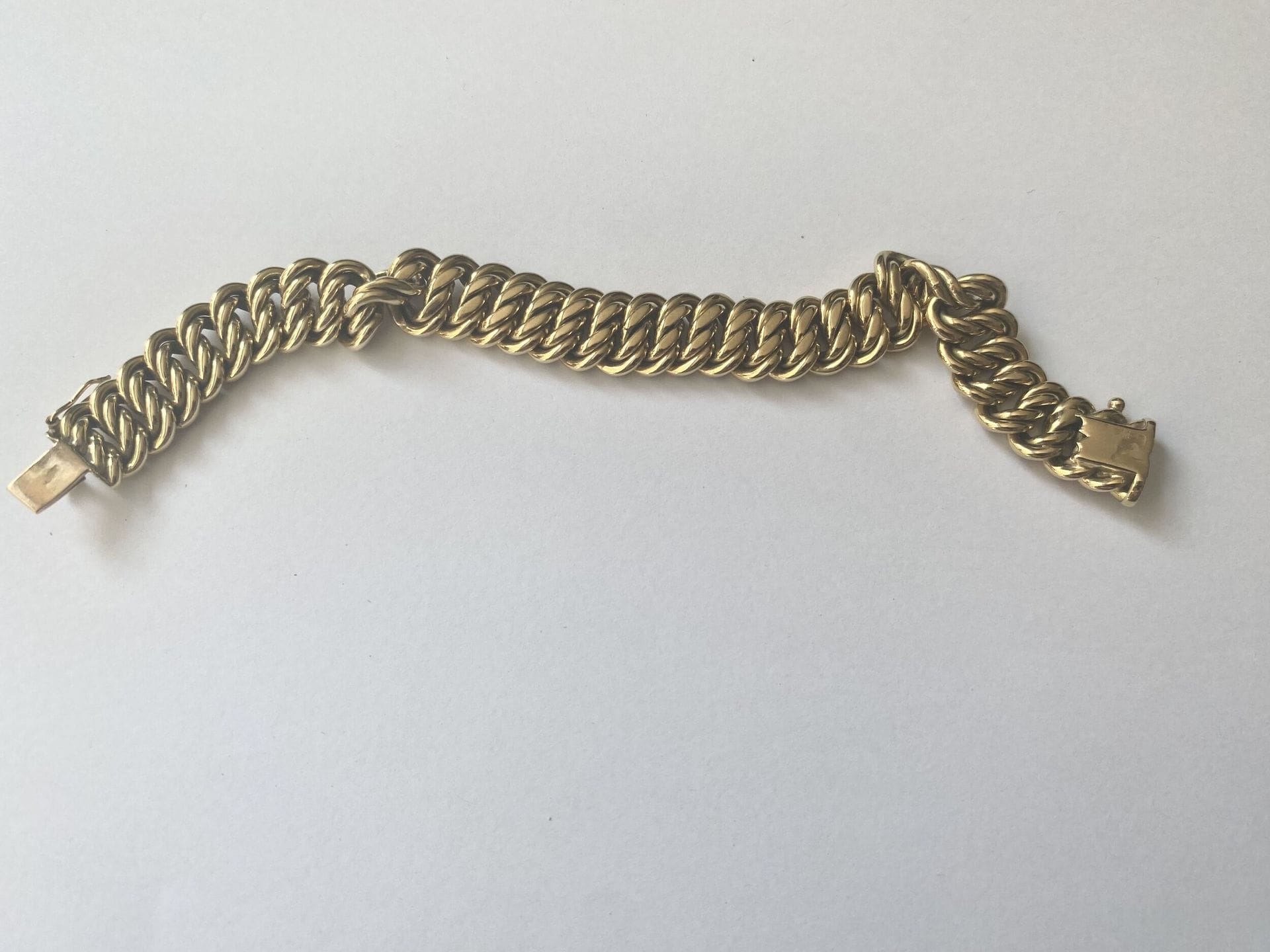 Bracelet gourmette en or 750/°°° mailles américaines. 
Poids : 62,5 g