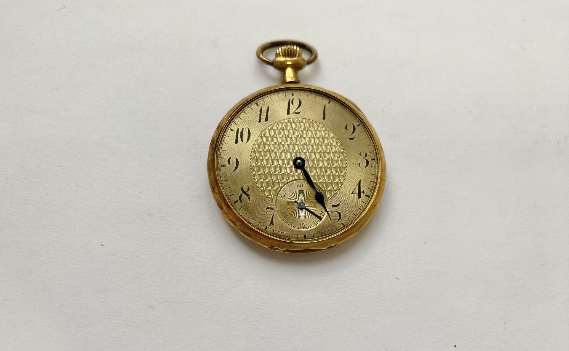 Pocket watch in yellow gold 750/°°°, guilloché reverse. Gross weight (without glass). : 49,6 g