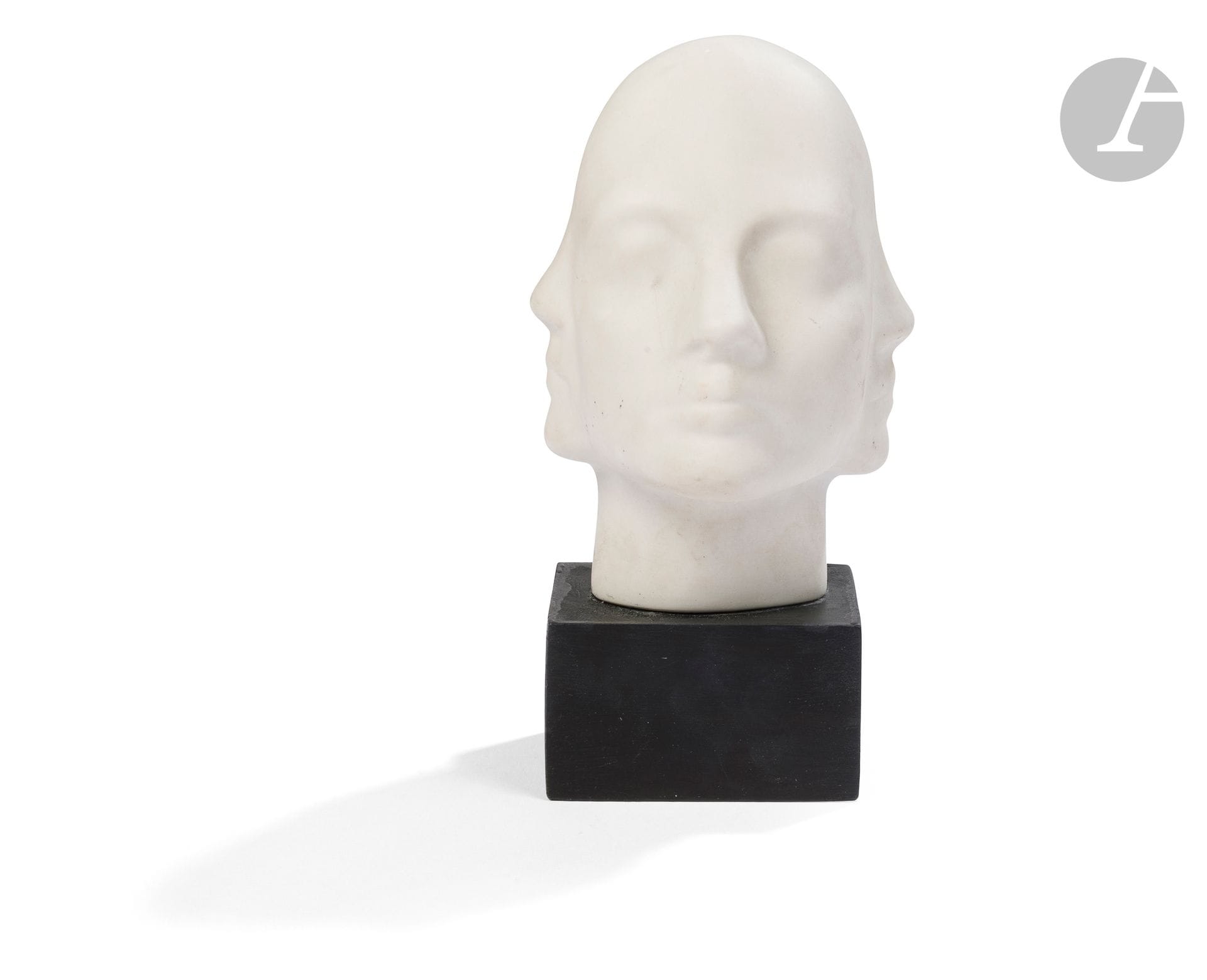 Roy ADZAK [anglais] (1927-1987)
Quatre têtes
Sculpture en porcelaine.
Non signée.
(Petites taches).
18,5 x 10,5 x 11,5 cm sur un socle en bois.
