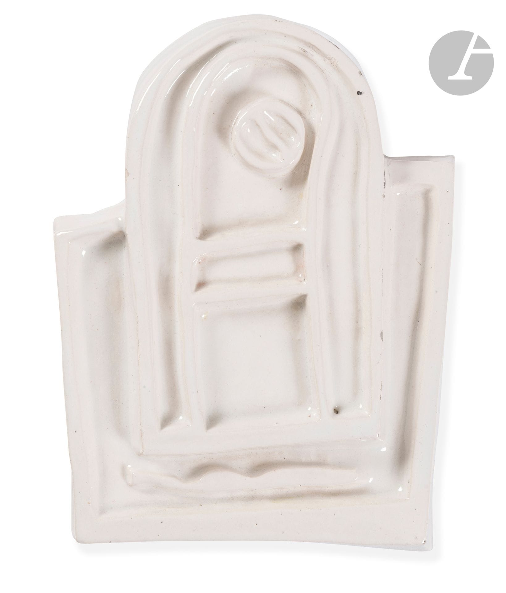 Fernand LÉGER (1881-1955) (d’après)
Le Motif blanc – N° 48, dit aussi Le fer à cheval ou Motif abstrait, le modèle créé en [1951]
Bas-relief.
Épreuve en terre blanche émaillée polychrome.
Édition post mortem.
Marqué Le Motif blanc – N° 48. au dos. 
22,5 x 17 cm
Infime petits éclats épars.

Provenance : 
- Collection Simone Bauquier ; Callian (château). 
- Mme X., œuvre détenue par voie de succession de la précédente.

Expositions et œuvres en rapport : 
- Fernand Léger, la céramique – Biot, Musée national Fernand Léger, du 24 mars au 2 juillet 2000. Une épreuve en céramique polychrome du Motif abstrait, portant le N° 4, exposée lors de cette manifestation (N° 26). 
- Haut en couleur, les céramiques de Fernand Léger – Biot, Musée national Fernand Léger, du 20 novembre 2010 au 16 mai 2011. Œuvre similaire, portant le N° 4, exposée lors de cette manifestation.

Œuvre picturale en rapport : 
Notre céramique à rapprocher de l’huile sur toile intitulée Le motif bleu (1938), référencée sous le N° 998 du Catalogue raisonné de l’œuvre peint (VI) de Fernand Léger.

Bibliographie : 
Fernand Léger, la céramique – Catalogue publié à l’occasion de l’exposition organisée au Musée national Fernand Léger, Biot (24 mars – 2 juillet 2000), Éditions de la Réunion des musées nationaux, Paris, 2000. Une épreuve en céramique polychrome du Motif abstrait, portant le N° 4, référencée sous le numéro 26 du catalogue, reproduite p. 7 et décrite p. 54.