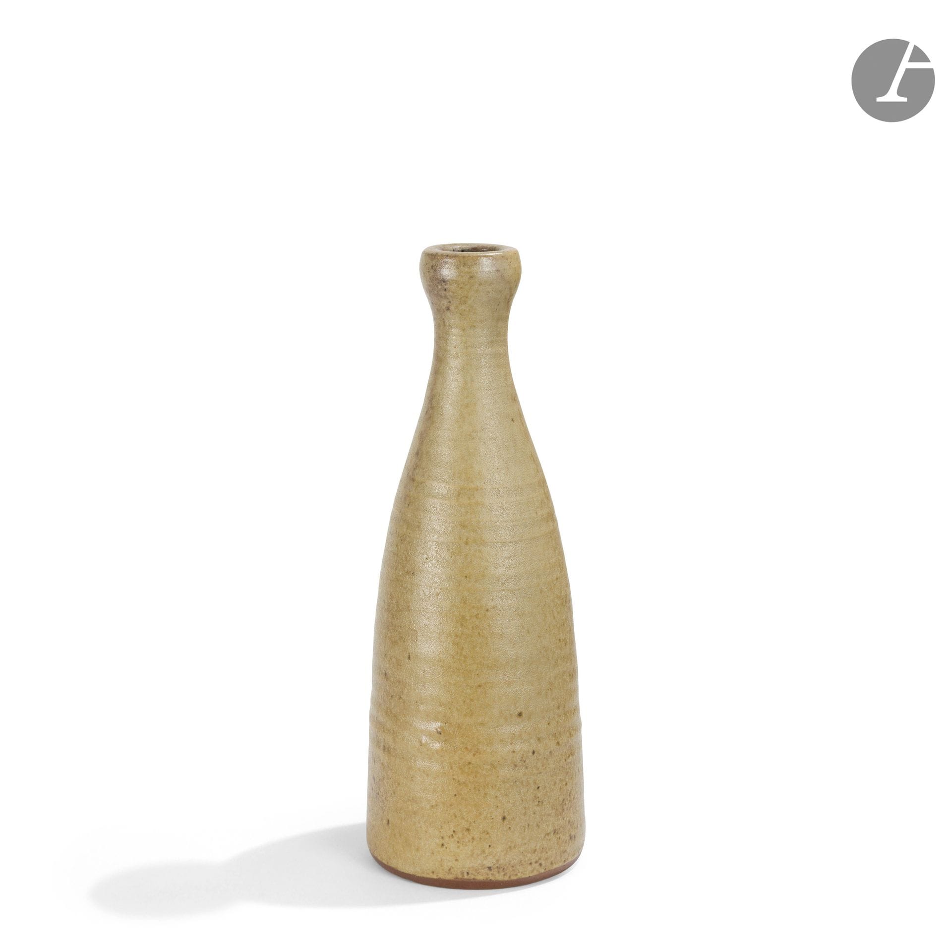 JEANNE &amp; NORBERT PIERLOT (1917-1988) &amp; (1919-1979) - CHÂTEAU DE RATILLY
Piriform vase with soliflore neck. Light olive-green glazed stoneware proof. Signed PIERLOT and stamped with an owl under the base. H. 37.5 cm