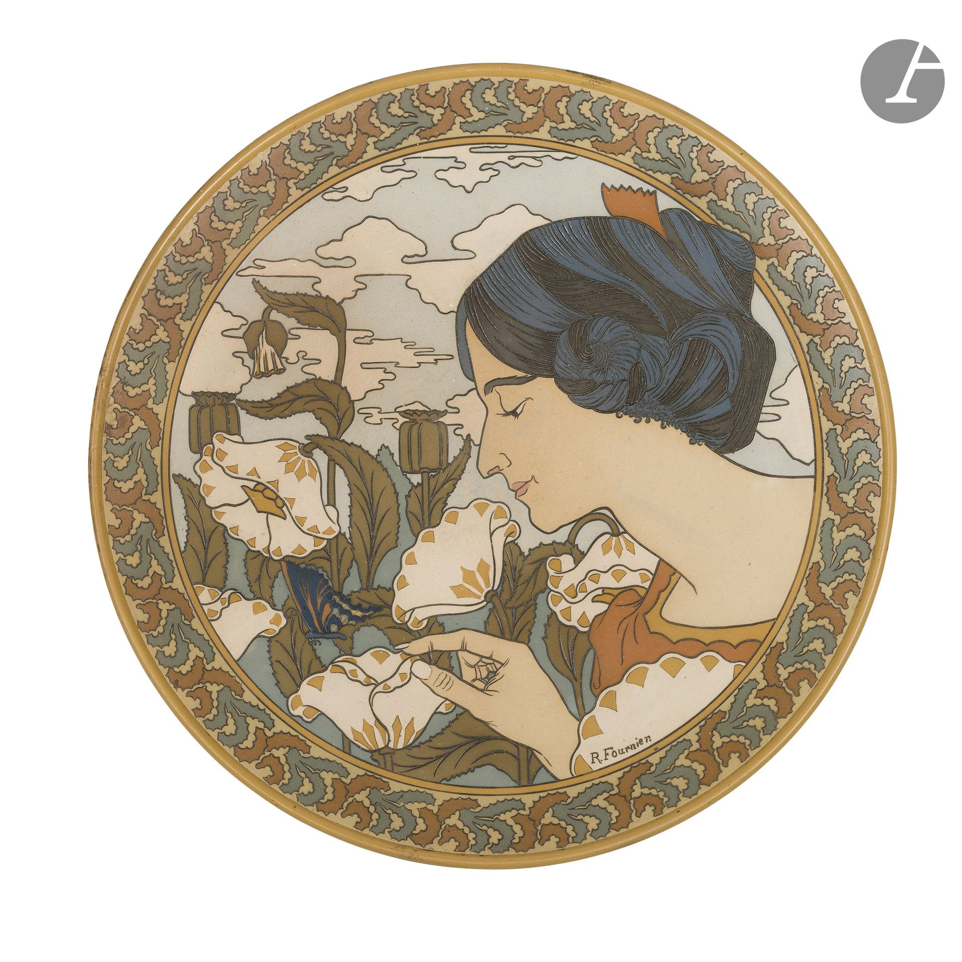 MANUFACTURE VILLEROY & BOCH À METTLACH - R. FOURNIER (XIXe-XXe) CONCEPTEUR DU DÉCOR
L'élégante aux pavots 
Très grand plat circulaire légèrement creux. Épreuve en grès ; le décor titre sur l'avers gravé et traité polychrome. Époque Art nouveau. Signé R. FOURNIER sur l'avers, et porte les cachets de la manufacture au dos. D. 51 cm