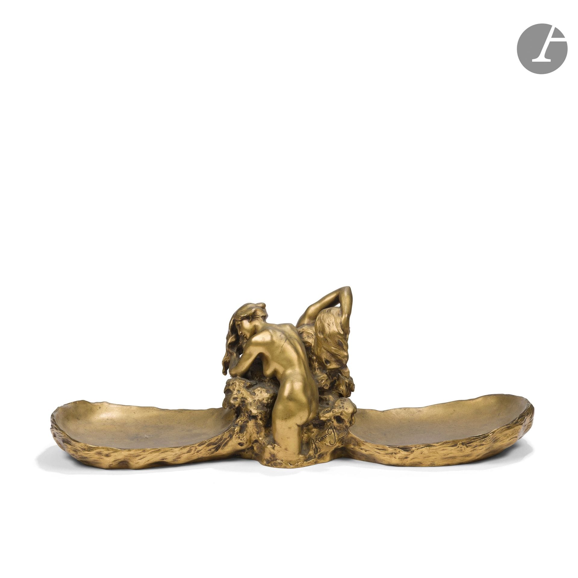 JEANNE ITASSE-BROQUET (1867-1941)
Deux nus sur un rocher, modèle conçu vers [1906]
Spectaculaire centre de table au décor titre central traité en ronde-bosse. Épreuve en bronze doré. Fonde d'édition ancienne d'époque Art nouveau. Usures, piqûres et altérations à la dorure. Signé Jeann ITASS à la base du rocher et porte la marque du fondeur Susse Fres Edt sur la base. H. 21 cm - L. 70 cm - l. 24 cm