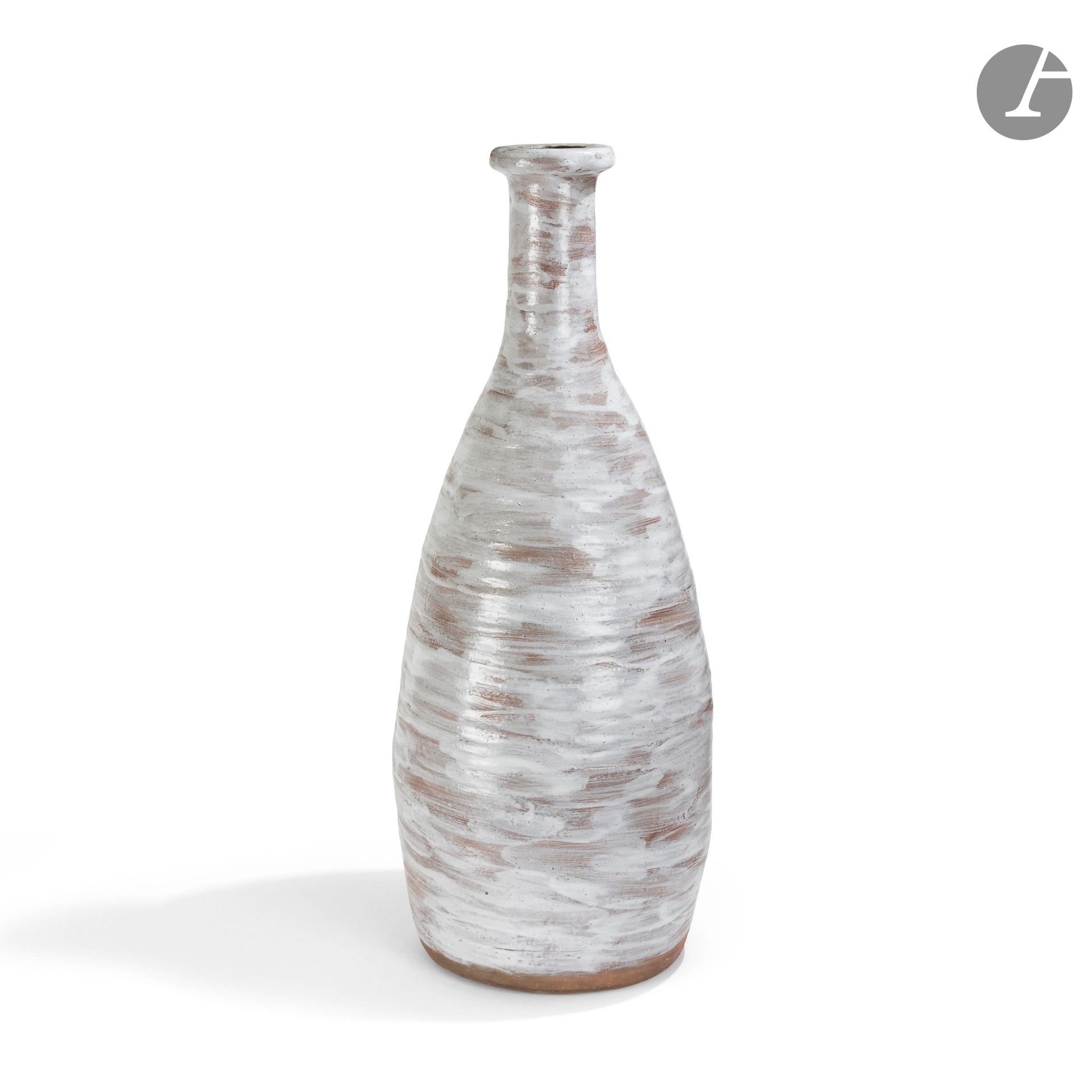 JEANNE & NORBERT PIERLOT (1917-1988) & (1919-1979) - CHÂTEAU DE RATILLY
Spectaculaire vase piriforme à épais col en plateau. Épreuve en grès émaillé. Signé PIERLOT sous la base et du cachet à la chouette vers la base. H. 73 cm 
Bibliographie et œuvre en rapport :
- Le Revue de la Céramique et du Verre - N° 41 de juillet-août 1988. Un vase proche de notre œuvre visible sur une photographie de Peter Willi page XV dans le tiret-à-part de la revue consacré à Jeanne et Norbert Pierlot potiers et au château de Ratilly.