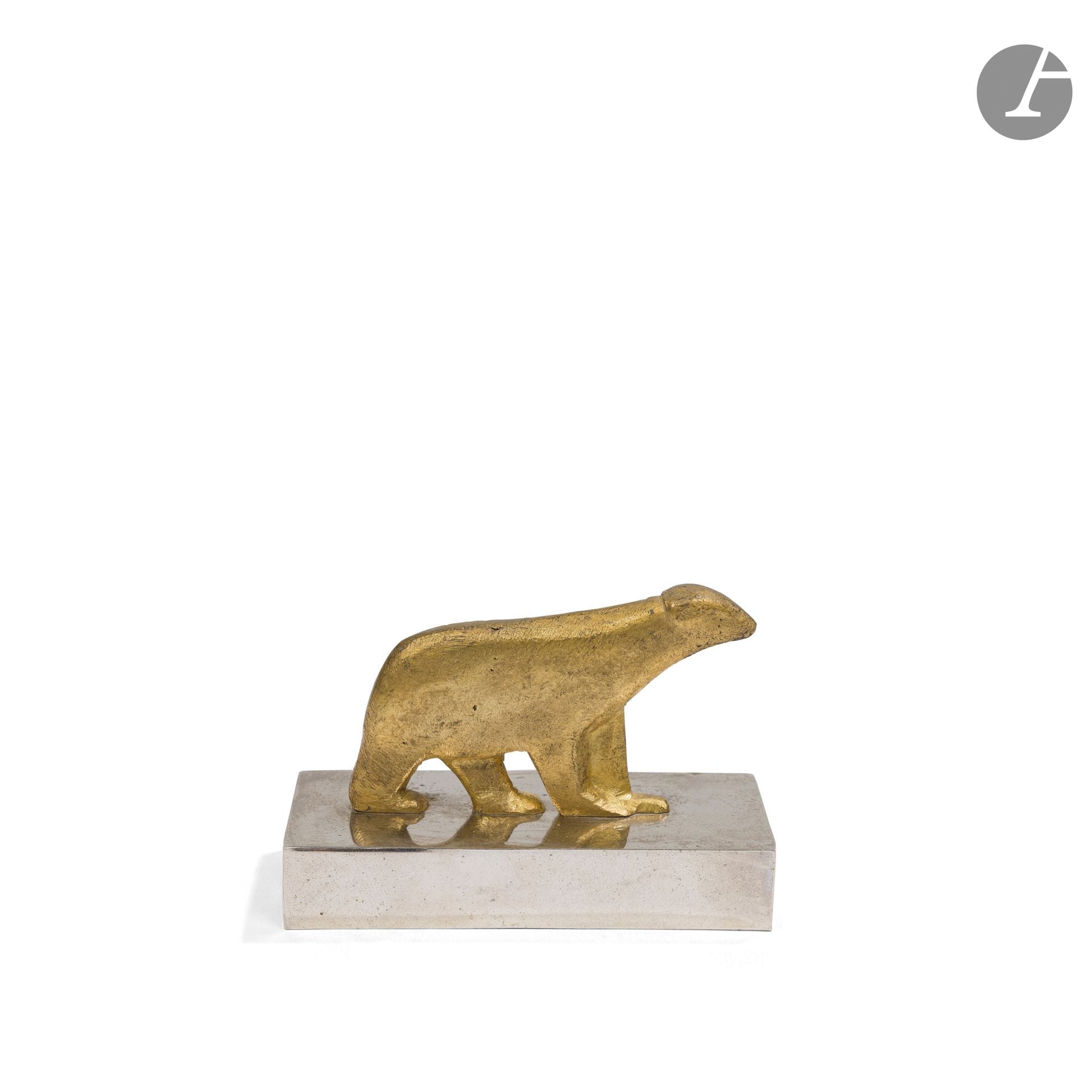 EDGAR BRANDT (1880-1960)
Ours polaire 
Presse-papier. Le plantigrade en fonte de fer doré. La base en métal chromé. Signé du cachet E. BRANDT sur la tranche de la terrasse. H. 6 cm - L. 8,5 cm