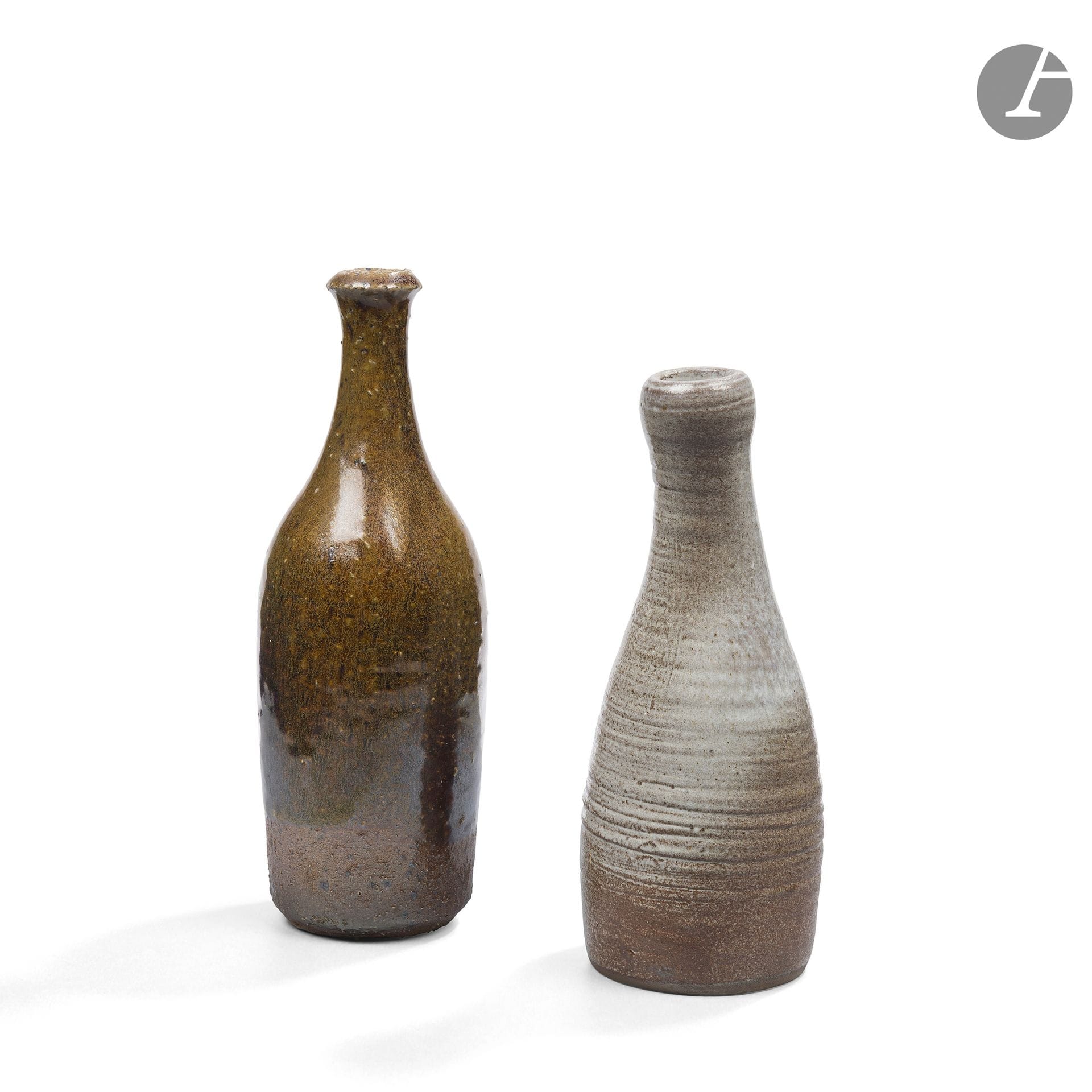 JEANNE & NORBERT PIERLOT (1917-1988) & (1919-1979) - CHÂTEAU DE RATILLY - 2 ŒUVRES 
Deux vases de type Bouteille. Épreuves en grès ; l'une émaillée gris clair, l'autre à la cendre. Chacune porte la marque à la chouette vers la base ; celle émaillée à la cendre signée PIERLOT sous la base. H. 17,5 cm - 20 cm