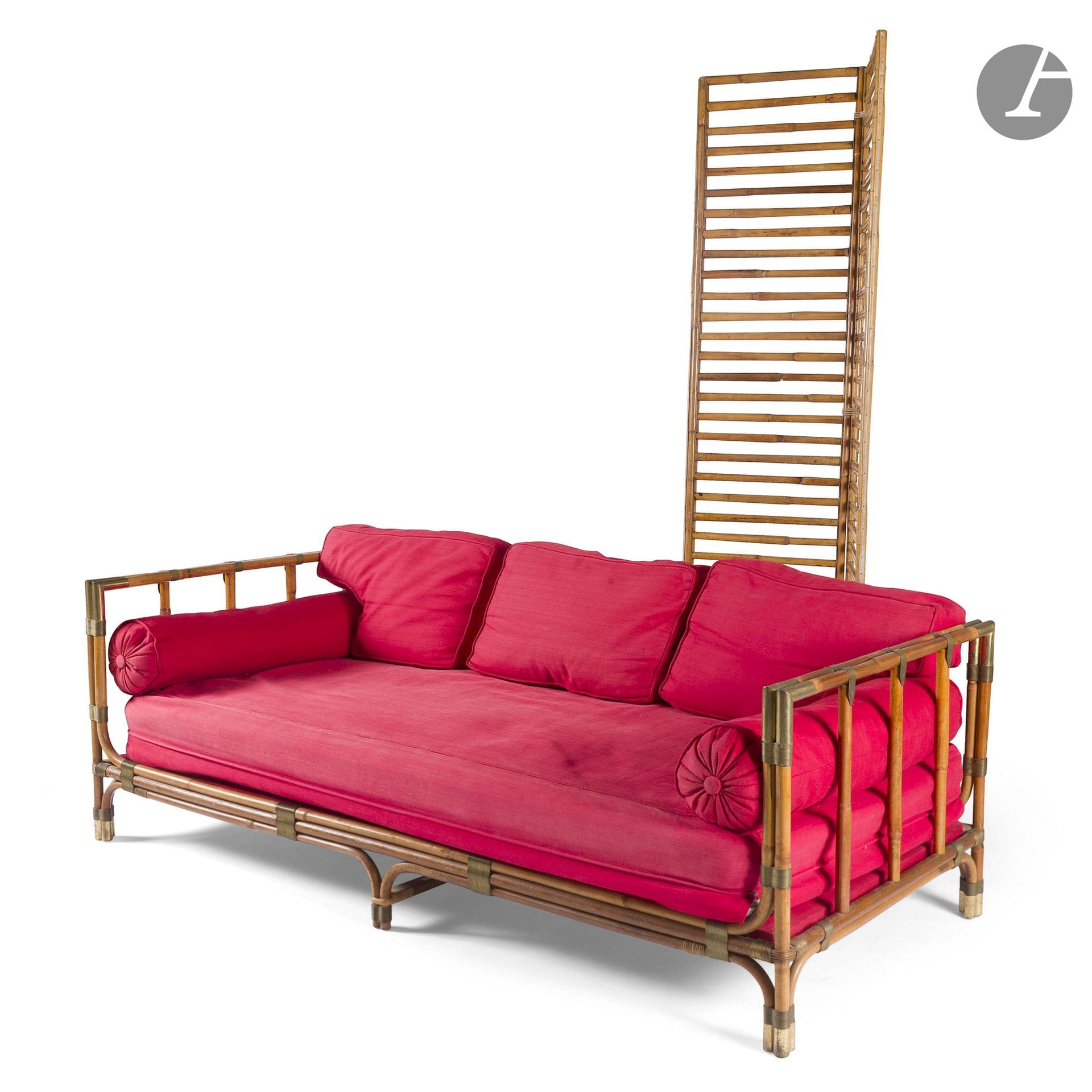 GALERIE MAISON ET JARDIN - GILLES SERMADIRAS DE POUZOLS DE LILE (1909-2007) FONDATEUR ET DIRECTEUR ARTISTIQUE
Day-Bed formant canapé. La structure en section d'osier, les assemblages par manchons en laiton et fils de laiton. Les coussins d'assise et de dossier d'origine en tissu rouge. État d'usage. H. 65 cm - L. 198 cm - P. 88 cm 

Provenance : 
D'un importante décoration de la Galerie Maison et Jardin restée jusqu'à aujourd'hui dans la même famille.