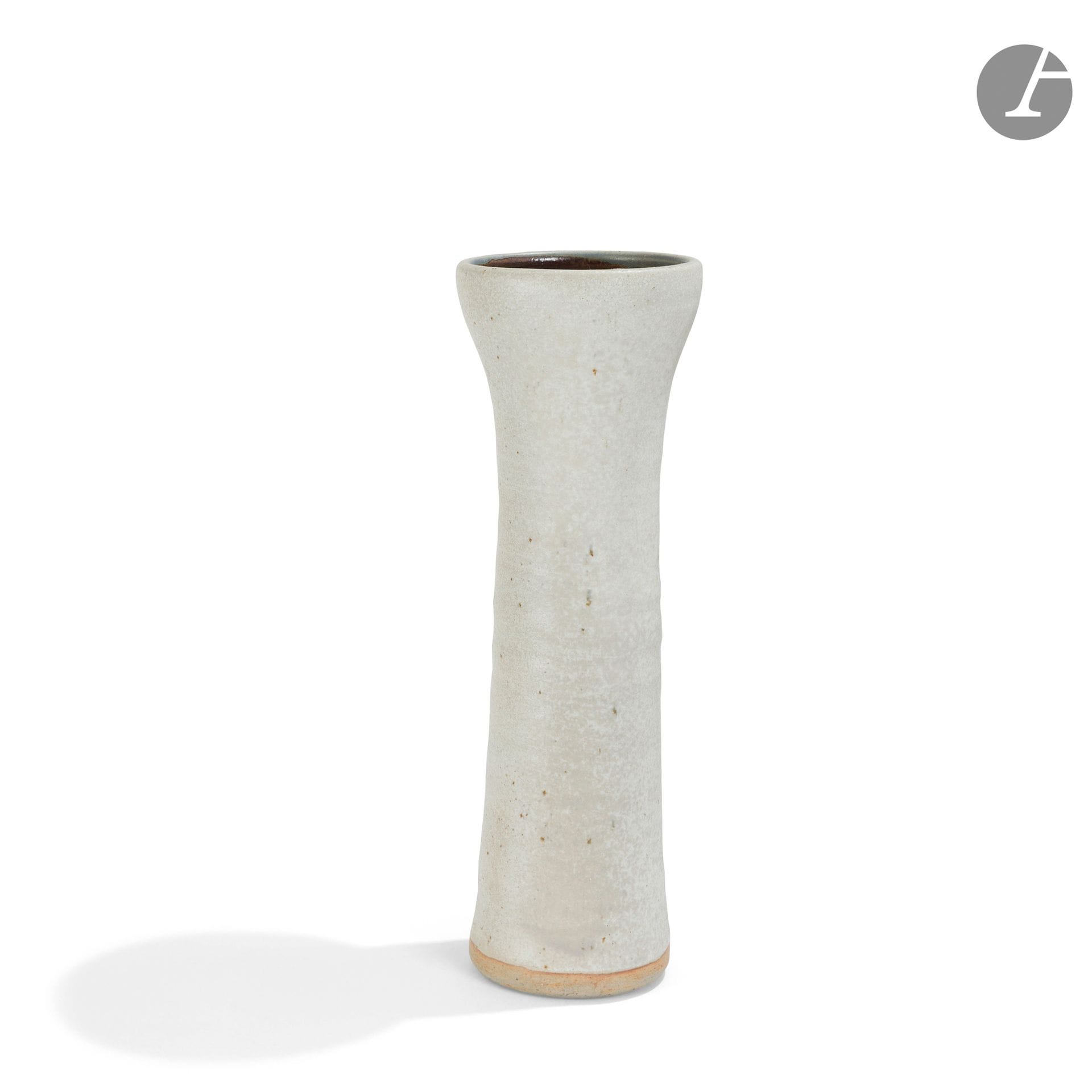 JEANNE & NORBERT PIERLOT (1917-1988) & (1919-1979) - CHÂTEAU DE RATILLY
Vase tronconique formant un léger diabolo ; le large col annulaire. Épreuve en grès émaillé beige. Signé PIERLOT sous la base. H. 36 cm