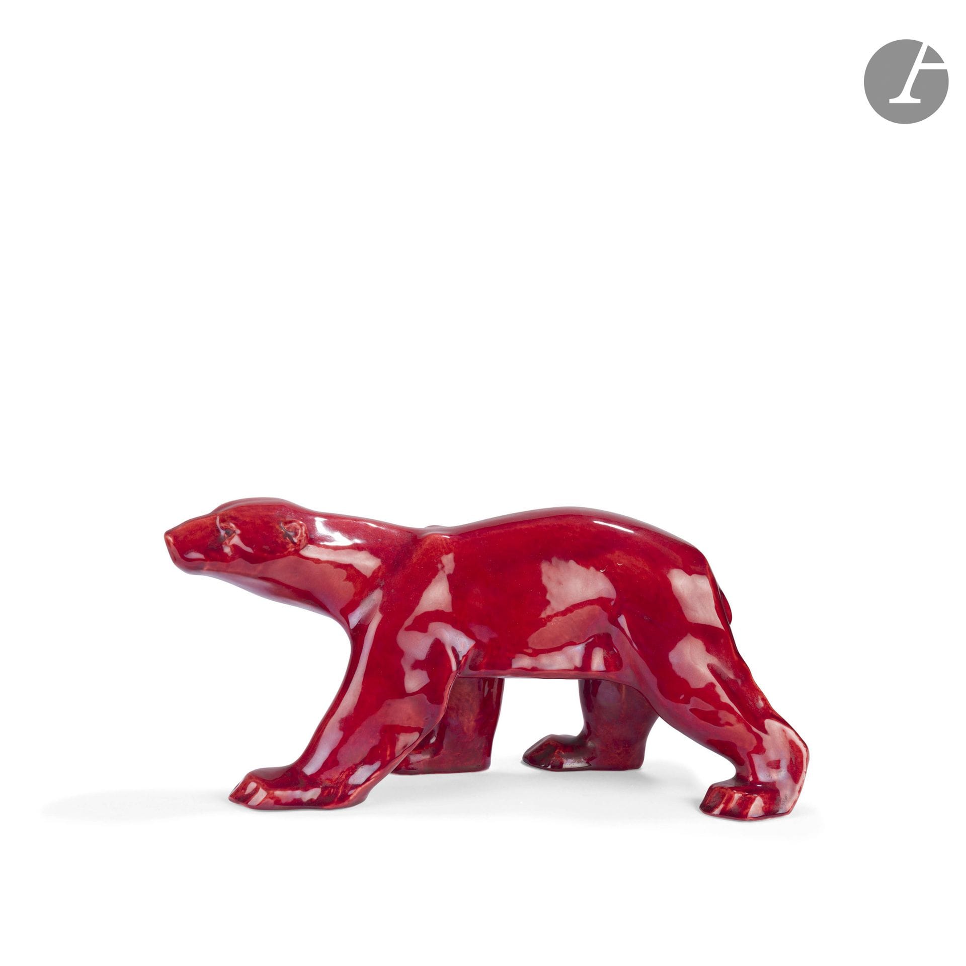 MANUFACTURE PAUL MILET À SÈVRES 
Ours polaire marchant
Sculpture. Épreuve en céramique émaillée rouge. Marqué du cachet PM SÈVRES sous le ventre du plantigrade et du numéro 126 sous la patte antérieure droite. H. 17,5 cm - L. 36 cm