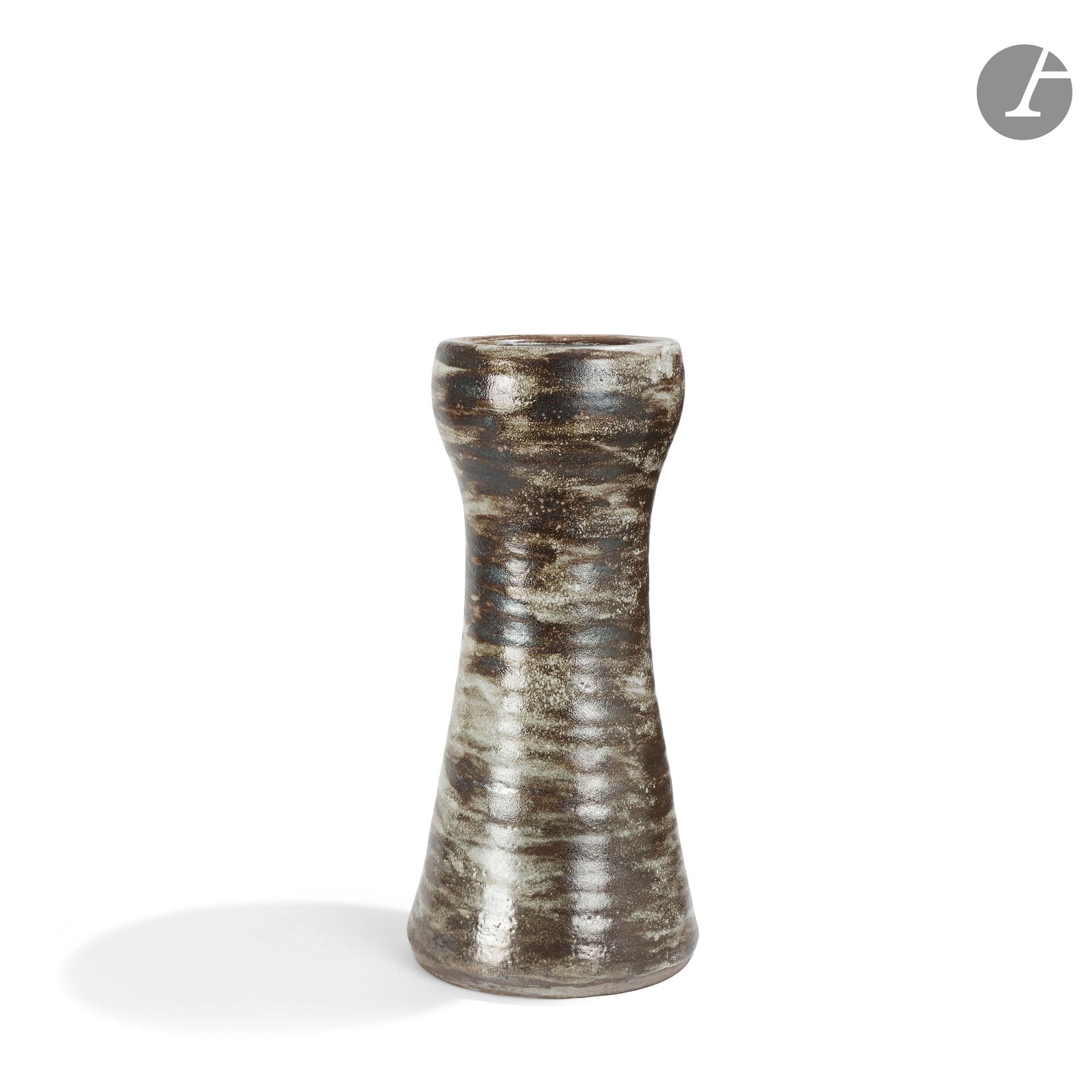JEANNE & NORBERT PIERLOT (1917-1988) & (1919-1979) - CHÂTEAU DE RATILLY
Vase tronconique formant un léger diabolo ; le large col annulaire. Épreuve en grès émaillé. Signé PIERLOT sous la base et du cachet à la chouette vers la base. H. 44,5 cm