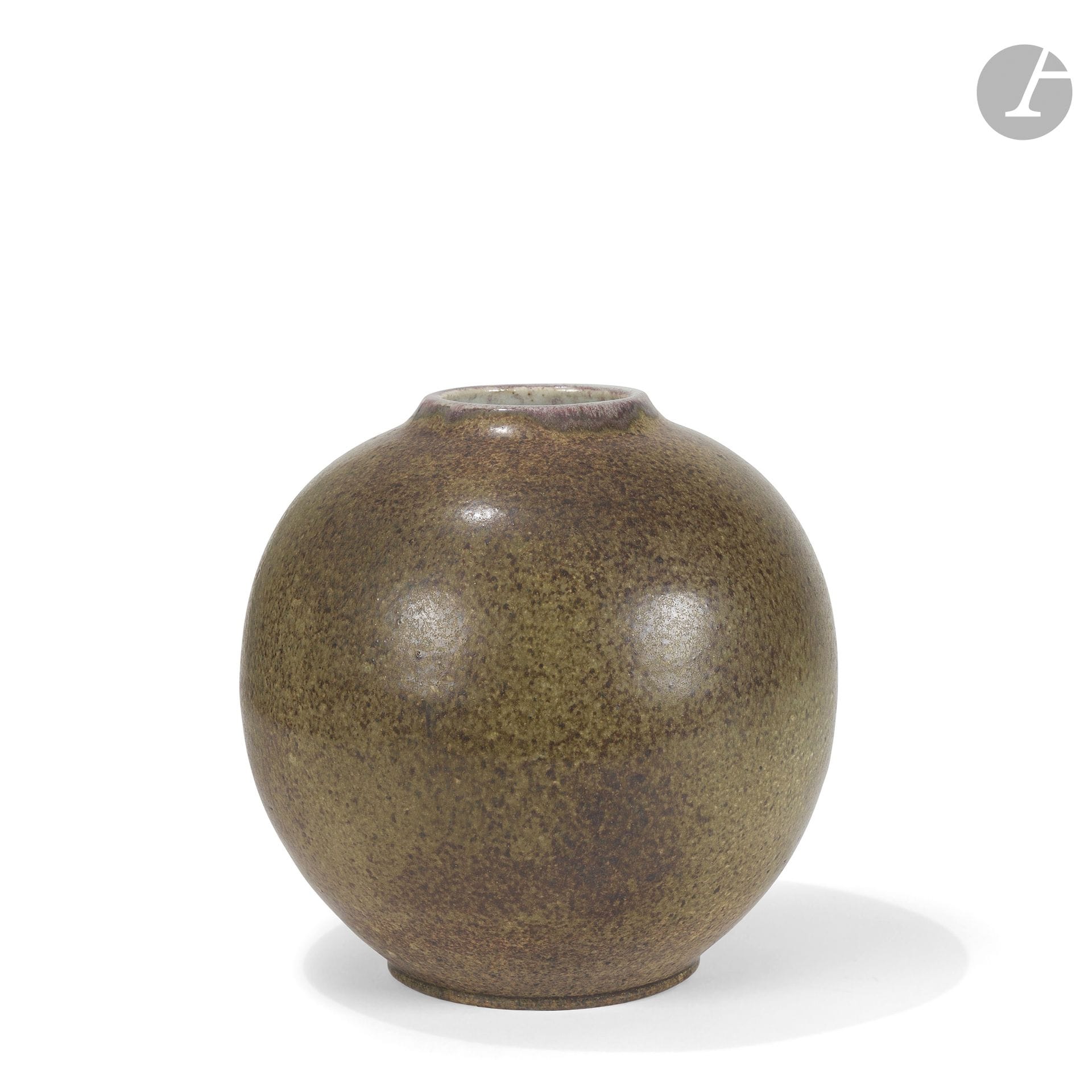 JOSEP LLORENS ARTIGAS (1892-1980)
Rare vase reposant sur un très léger talon et au large col annulaire. Épreuve en céramique émaillée poil de lièvre aux trainées brunes ; le col traité blanc et mauve. Signé ARTIGAS et du signe zodiacal, et porte un numéro 16. sous la base. H. 19 cm 

Bibliographie : 
Francesc Miralles - Llorens Artigas, catálogo de obra - Éditions Polígrafa/ Fundació Llorens Artigas, Barcelone, 1992. Notre œuvre référencée sous le numéro 212 et reproduite page 159.
