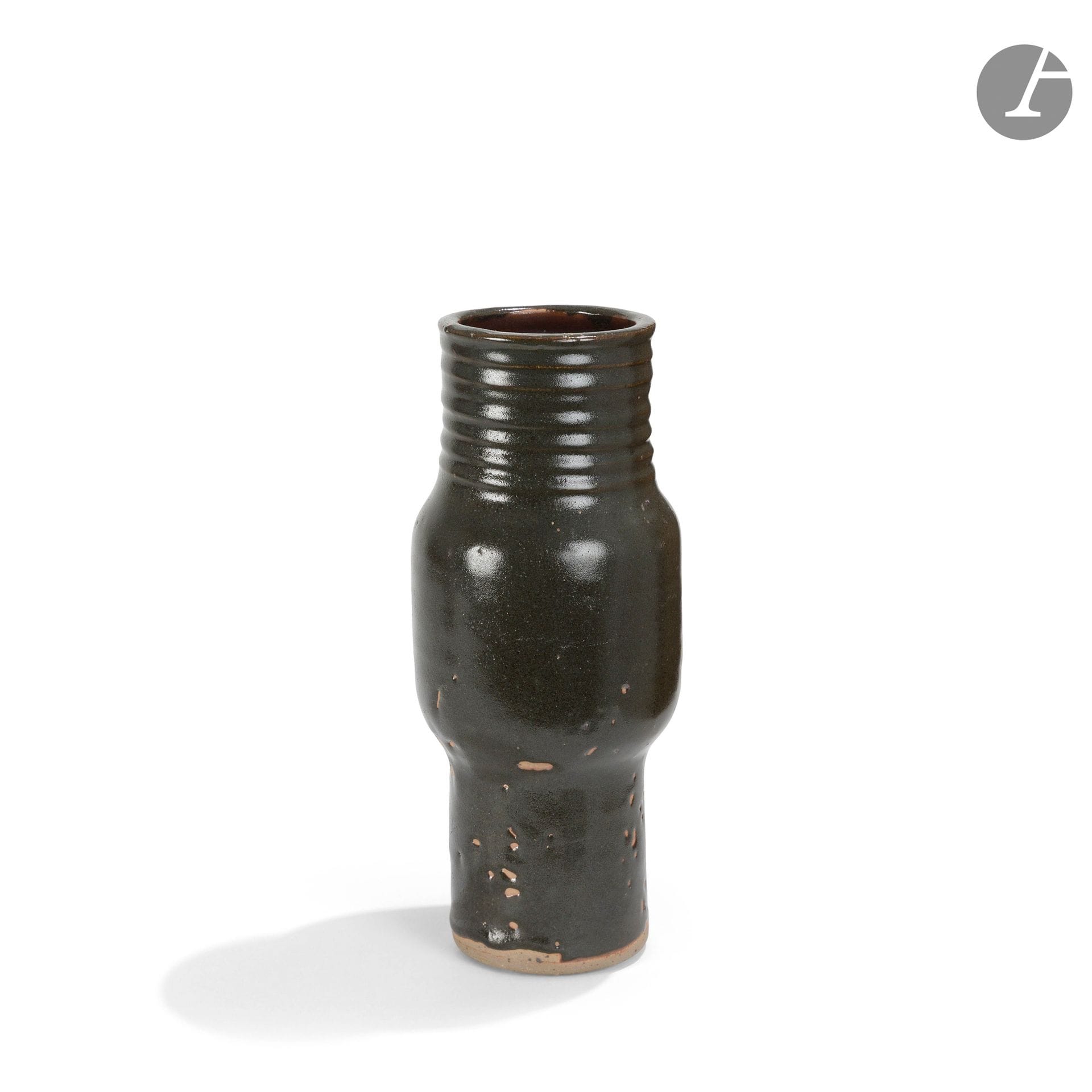 JEANNE & NORBERT PIERLOT (1917-1988) & (1919-1979) - CHÂTEAU DE RATILLY
Vase dans le goût du Japon. Épreuve en grès émaillé noir. Signé PIERLOT sous la base. H. 30,5 cm