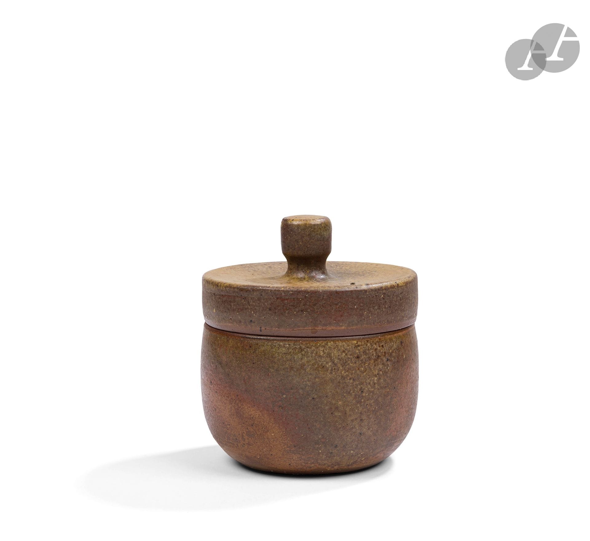 JEANNE & NORBERT PIERLOT (1917-1988) & (1919-1979) - CHÂTEAU DE RATILLY
Pot couvert. Épreuve en grès émaillé ocre-brun. Signé PIERLOT vers la base. H. 13,5 cm