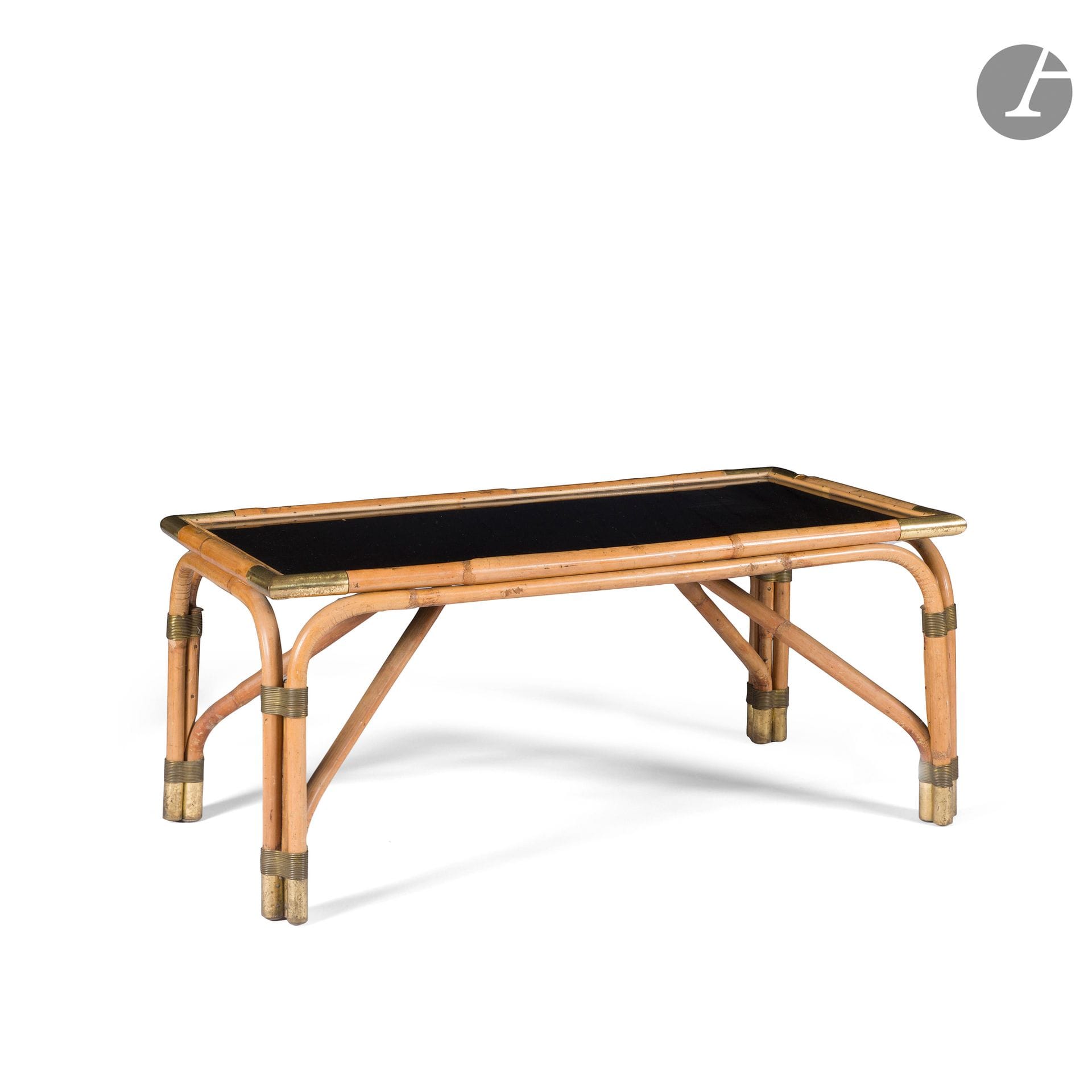 GALERIE MAISON ET JARDIN - GILLES SERMADIRAS DE POUZOLS DE LILE (1909-2007) FONDATEUR ET DIRECTEUR ARTISTIQUE
Table basse. La structure en section d'osier, les assemblages par manchons en laiton et fils de laiton. Le dessus d'origine en opaline noire. État d'usage. H. 40 cm - L. 90 cm - l. 51 cm

Provenance : 
D'un importante décoration de la Galerie Maison et Jardin restée jusqu'à aujourd'hui dans la même famille.