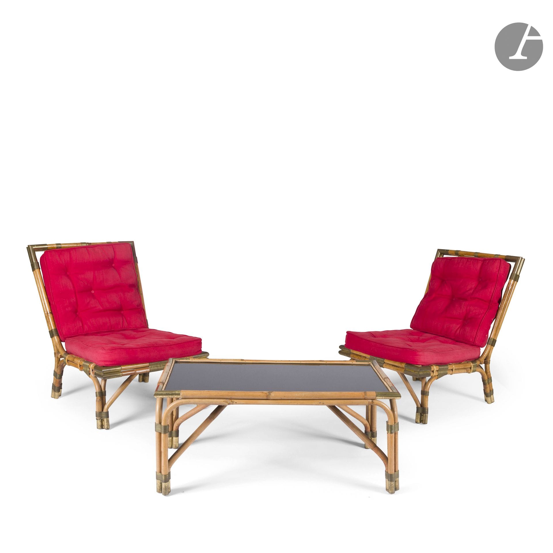 GALERIE MAISON ET JARDIN - GILLES SERMADIRAS DE POUZOLS DE LILE (1909-2007) FONDATEUR ET DIRECTEUR ARTISTIQUE
Paire de chauffeuses confortables à dossier légèrement renversé. Les structures en section d'osier, les assemblages par manchons en laiton tubulaire et fils de laiton. Les coussins d'assise et de dossier d'origine en tissu rouge. Années 1950-1960. État d'usage. H. 80 cm - L. 58 cm - P. 80 cm

Provenance : 
D'un importante décoration de la Galerie Maison et Jardin restée jusqu'à aujourd'hui dans la même famille.