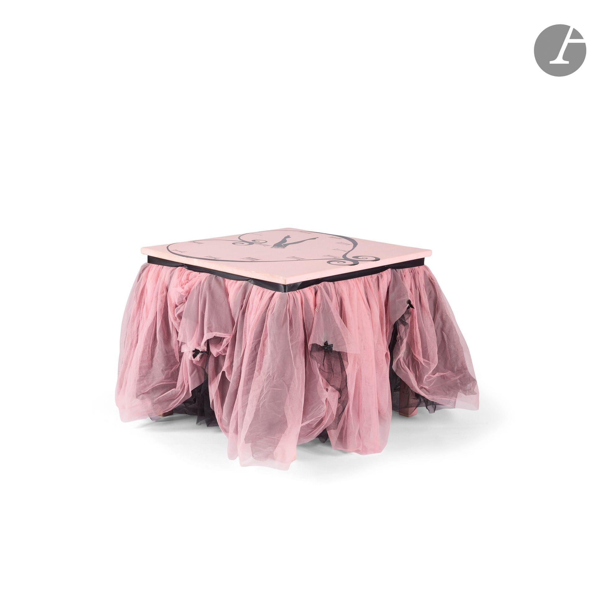 CHANTAL THOMASS (NÉE EN 1947)
Le temps s'enfuit à toutes jambes..., pièce unique, vers 2005
Table d'appoint carrée ; la structure en bois peint et crinoline. H. 50 cm - L. 59 cm - l. 59 cm 

Provenance : 
Vente Artcurial du 6 décembre 2005 au profit de l'association La Source (lot n° 44).