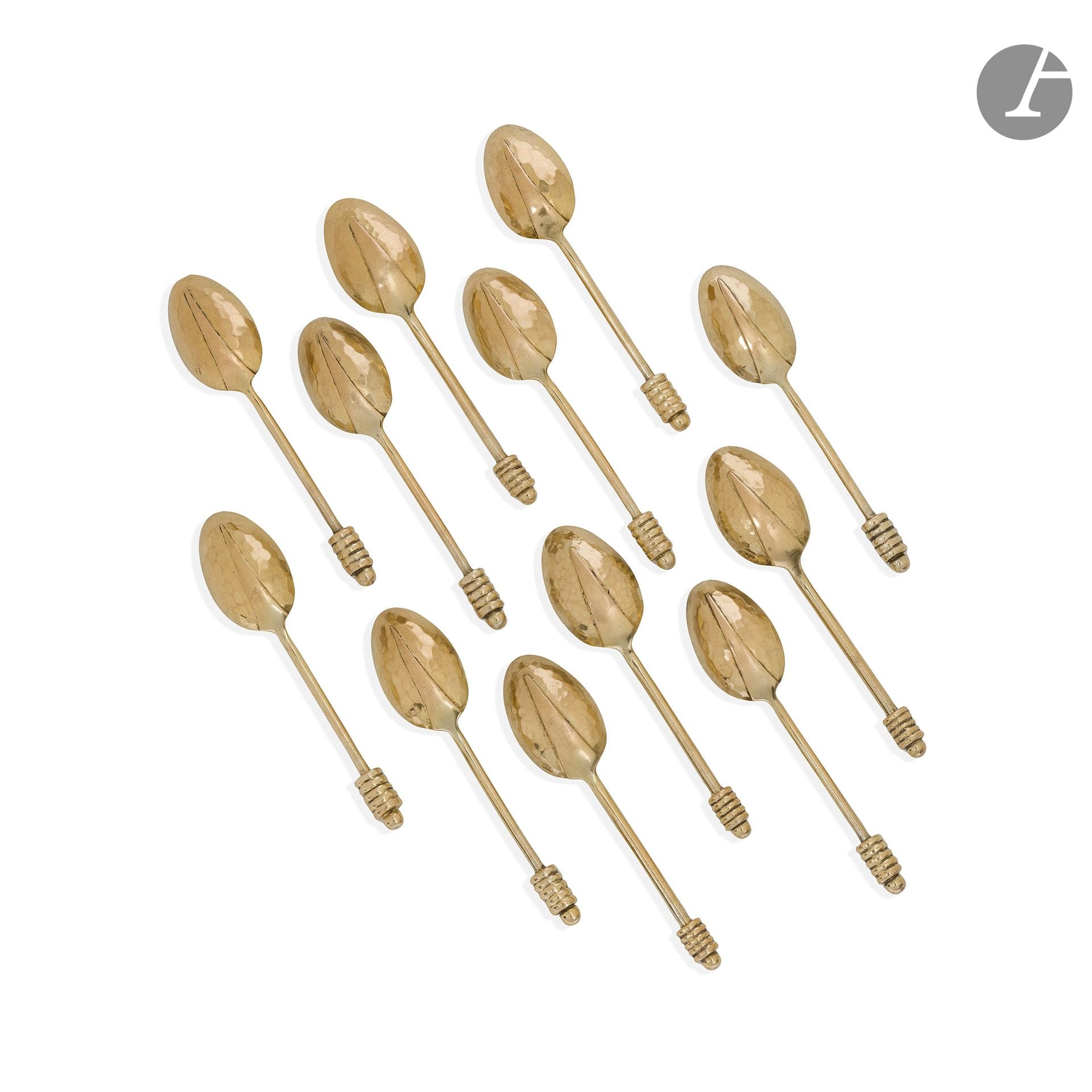JEAN DESPRÉS (1889-1980)
Rare suite de douze cuillères à moka modernistes en vermeil. Les cuillerons en partie martelés ; les prises achevées par des anneaux simulant un ressort et sommées d'une sphère. Chaque cuillère porte les poinçons de Maître Orfèvre et de garantie. L. 9,3 cm - Poids total : 210,20 g