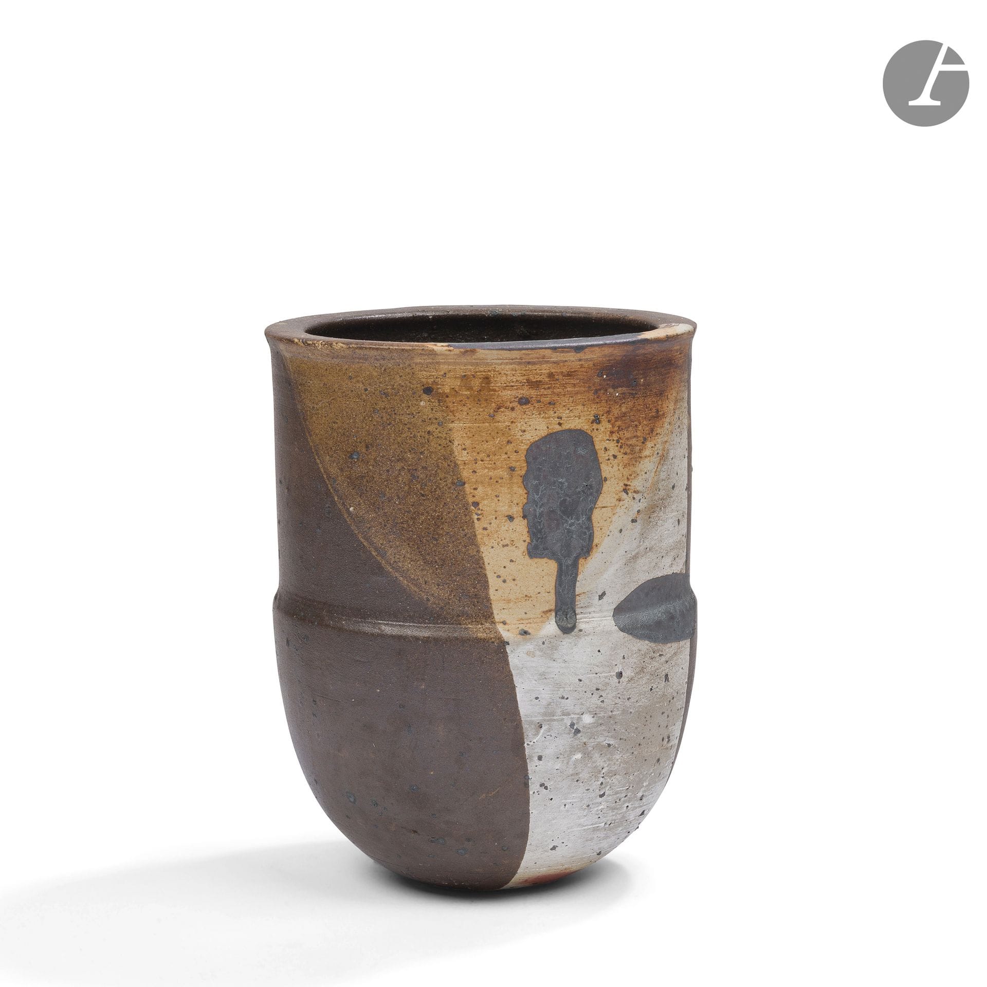 JEANNE & NORBERT PIERLOT (1917-1988) & (1919-1979) - CHÂTEAU DE RATILLY
Abstraction 
Rare vase urne à un épaulement central. Épreuve en grès aux engobes. Signé PIERLOT vers la base. H. 21,5 cm