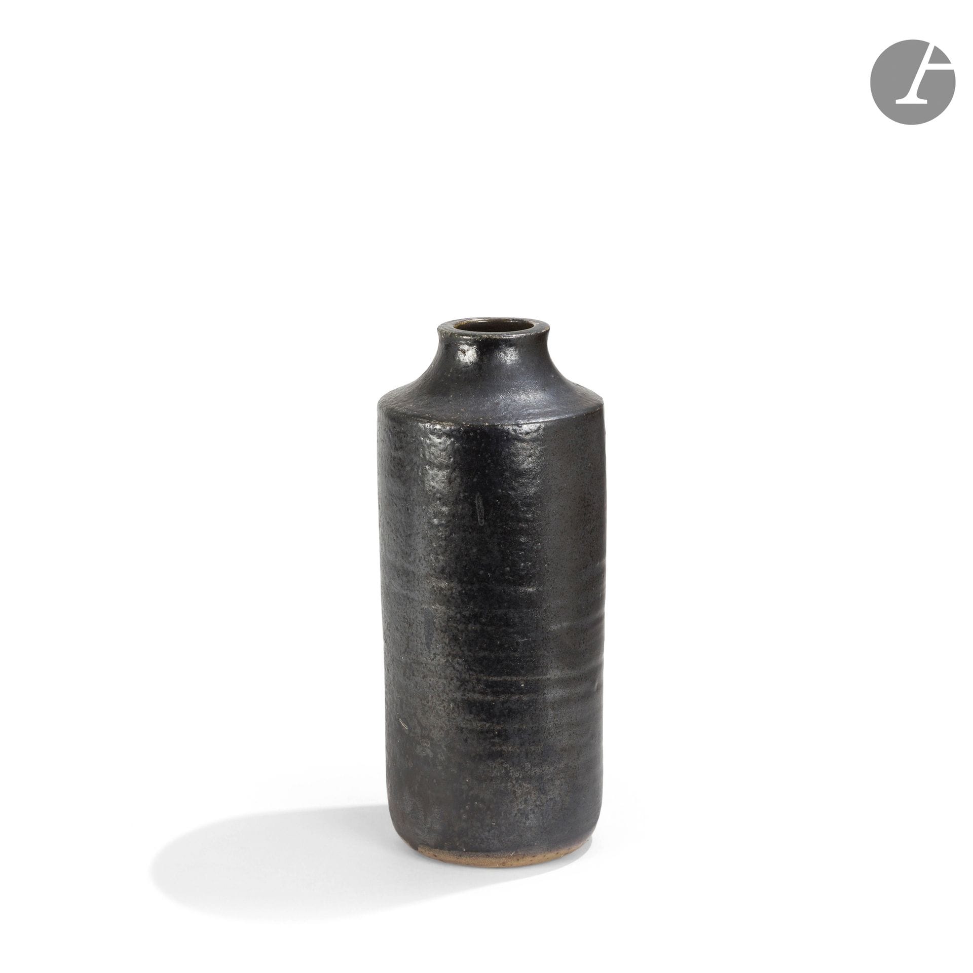 JEANNE & NORBERT PIERLOT (1917-1988) & (1919-1979) - CHÂTEAU DE RATILLY
Vase bouteille à col soliflore. Épreuve en grès émaillé noir. Signé PIERLOT sous la base. H. 29 cm

À noter : 
Il existe un modèle de pied de lampe à la forme identique de Georges Jouve (1910-1964).