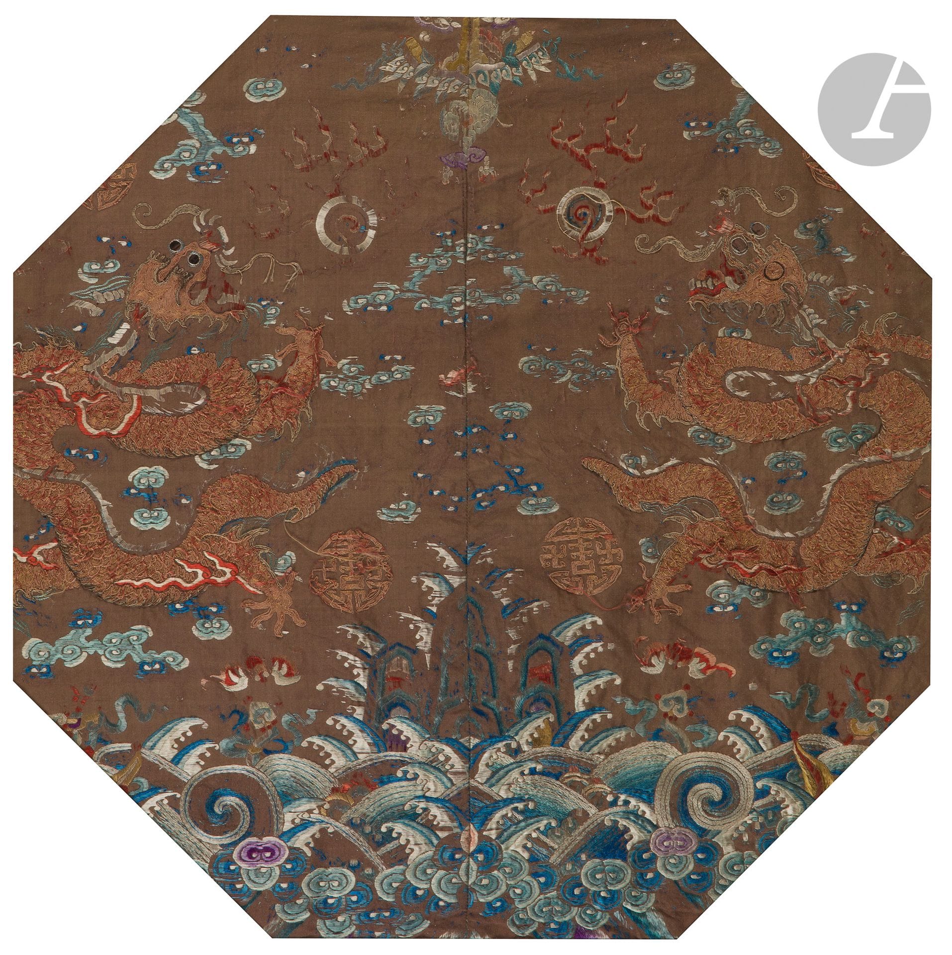 Deux fragments de robe brodés en soie bleue et fils d’or sur fond beige de dragons, Chine, fin du XIXe siècle
Les deux morceaux, provenant probablement du bas d’une robe de mandarin, sont à décor de vagues de l’océan d’où émergent les rochers de la Terre encadrés par deux dragons à cinq griffes dans les nuages à la poursuite de perles enflammées.
49,5 x 49,5 cm à vue
Encadrés sous verre.. Usures et manques.