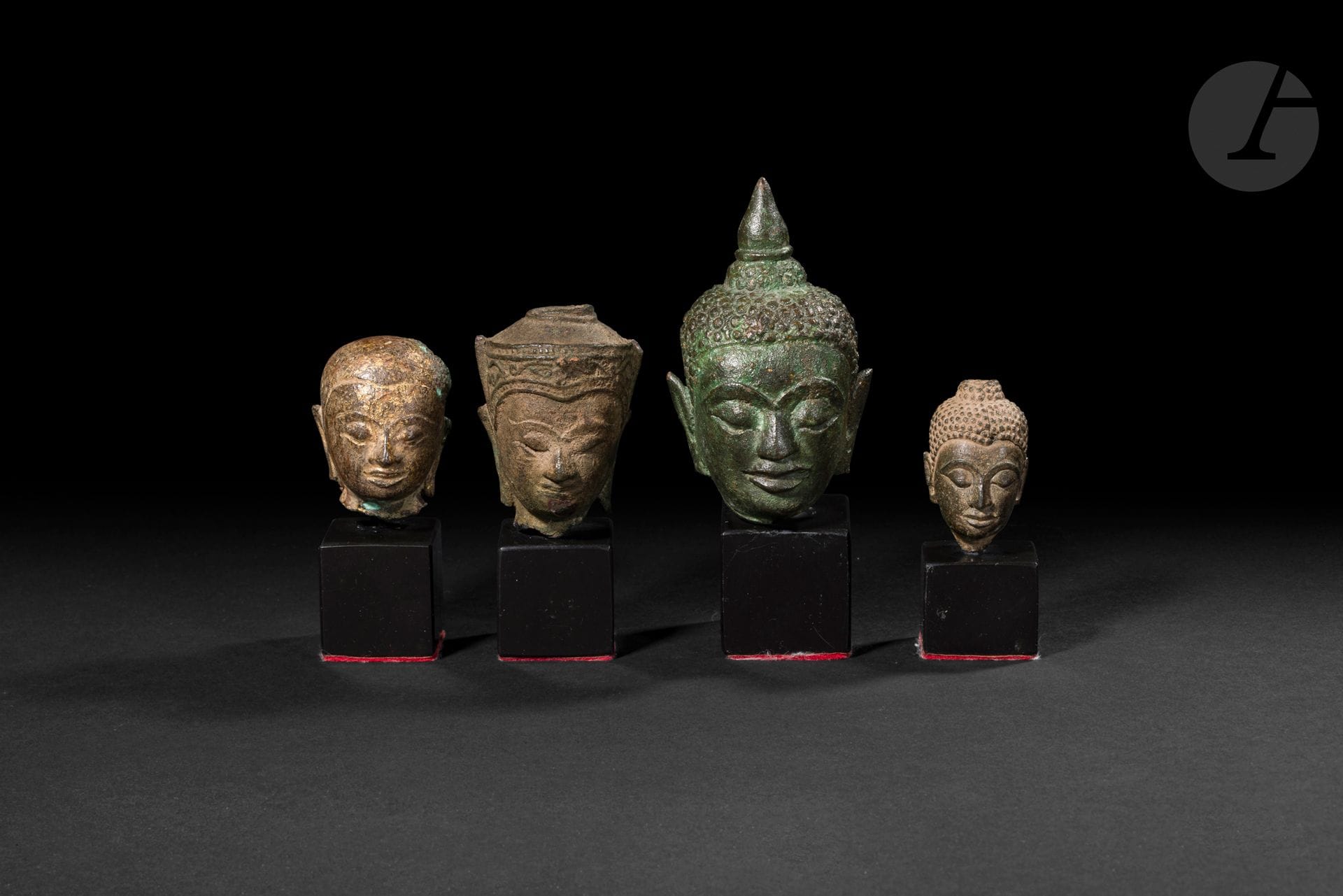 Quatre têtes de Bouddha en alliage de cuivre, Thaïlande, XVIe-XVIIe siècle
À patine verte, brune et l’une avec des traces de dorure. Deux d’entre elles sans l’ushnisha.
Hauteur : de 4,5 à 8,7 cm
Socles.