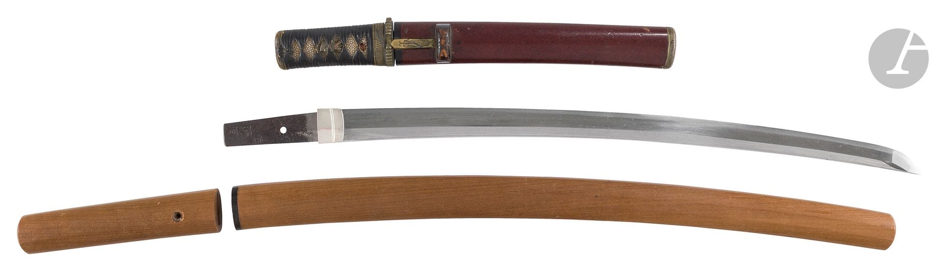 Un wakizashi et un tanto, Japon, époque Edo et Meiji
- Le wakizashi monté en shirasaya, lame shinto shinogi zukuri, hamon suguha, suriage, signature incomplète Kashu ju Fujiwara… Nagasa : 52,1 cm. - Le tanto d’époque Meiji, lame unokubizukuri. Nagasa : 18,3 cm. Saya en laque rouge sombre, montures en sentoku avec kogaï et kogatana.