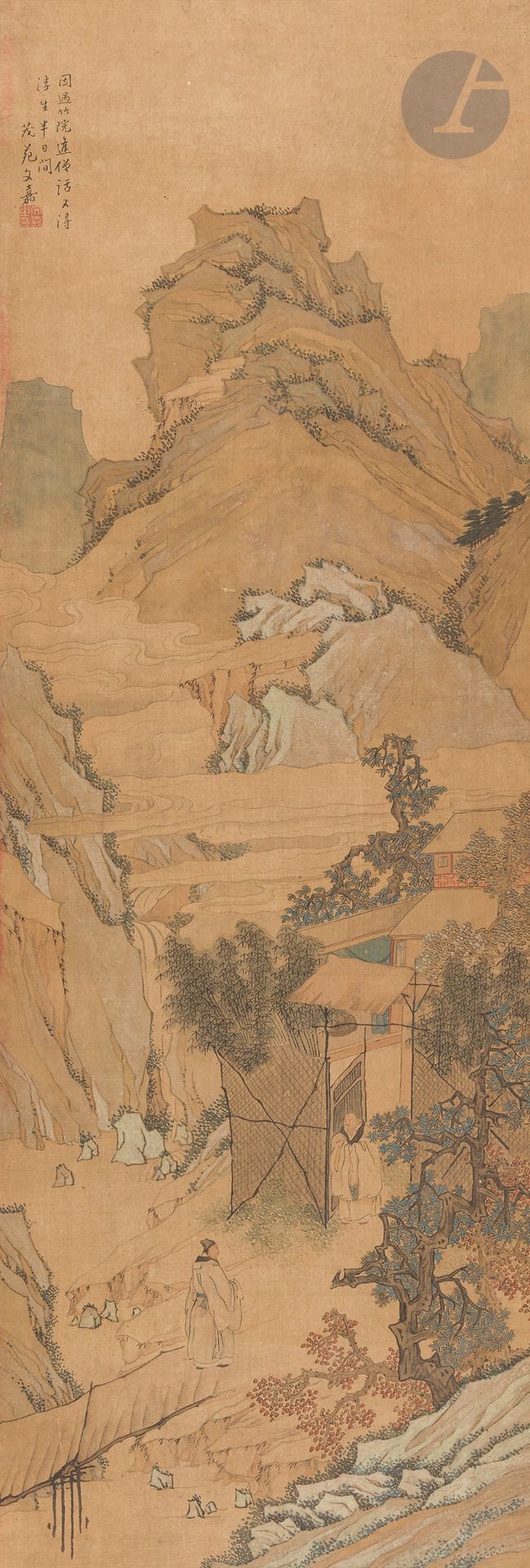 Dans le style de Mao Yuan Wen Jia - 茂苑文嘉 (1501-1583), peinture sur papier dans le style sansui montée en rouleau, Chine, époque Qing
Encre et pigments sur papier représentant un paysage montagneux et arboré, un lettré traversant un pont, attendu par un moine à l’entrée d’un petit pavillon entouré de haies tressées. En haut à gauche, une inscription tirée d’un poème « La maison du moine au temple Hè Lín » de Li She de la dynastie Tang. 因遇竹院逢僧活又得浮生半日间, qui pourrait se traduire par : « J’ai rencontré les moines dans la cour de bambous et leur ai parlé, volant une demi-journée de loisir à ma vie ». Suivie de la signature 茂苑文嘉 et d’un sceau de l’artiste. À l’arrière, en bas à droite et en haut à gauche, une inscription en chinois et une inscription en vietnamien avec le nom et l’adresse d’un magasin à Hanoi.
205,5 x 66,2 cm