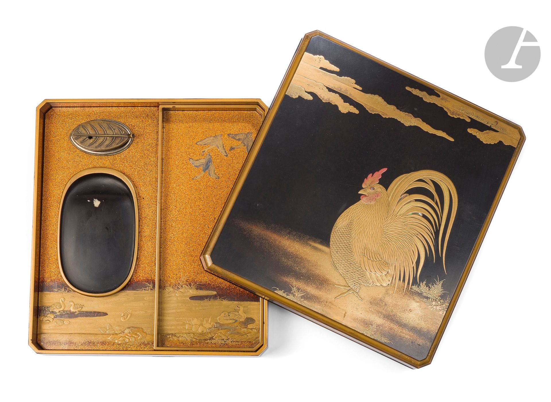 Suzuribako en bois laqué à décor de coq, Japon, XIXe siècle 
Nécessaire d’écriture de forme rectangulaire à pans coupés, laqué à fond roiro, décoré en hira maki e, taka maki e et kirikane d’un coq sous les nuages. L’intérieur du couvercle orné d’un couple de canards mandarins sur une étendue d’eau entourée de rochers, momiji et groupes de chrysanthèmes, sur fond nashiji. Le support du suzuri de forme ovale et du mizuire en forme de feuille est décoré sur fond nashiji d’oies en vol et au repos autour d’un étang.
23 x 21 cm