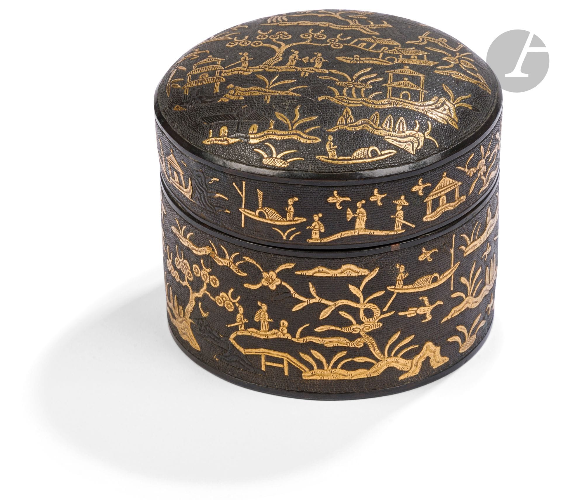 Betel box in sawasa, probably Vietnam, 18th-19th century
Cylindrical in shape, the lid and body are covered with a light-relief gilded decoration on a black background treated with nanako (fish eggs), depicting lacustrine landscapes, fishermen on sampans, pavilions, pine trees, plum trees and bamboo.

Comparison:
For a very similar model, see : Bảo tàng Lịch sử Quốc gia, Đồ đồng Việt Nam từ thế kỷ 11 đến thế kỷ 19 - "Bronze objects from Vietnam from the 11th to the 19th century", National Museum of Vietnamese History.
Height: 7 cm

Production of sawasa objects, mainly concentrated in Nagasaki, was also present in Canton (Guangzhou) and Tonkin (Hanoi), and perhaps in Batavia (Jakarta), supplied by local Japanese and Chinese artisan communities; the main clientele was the expatriate Dutch colonial community, who used these objects for personal use and for European trade. The material used, similar to Japanese shakudō - an alloy of copper and gold with a black patina, had equivalents in China (wu tong), Tibet (dzne-ksim), Vietnam (on weapon mounts), Burma (dark blue patina alloys on dha bamar) and Korea (sword mounts, pipes and other objects from the 17th century), with styles varying from region to region.